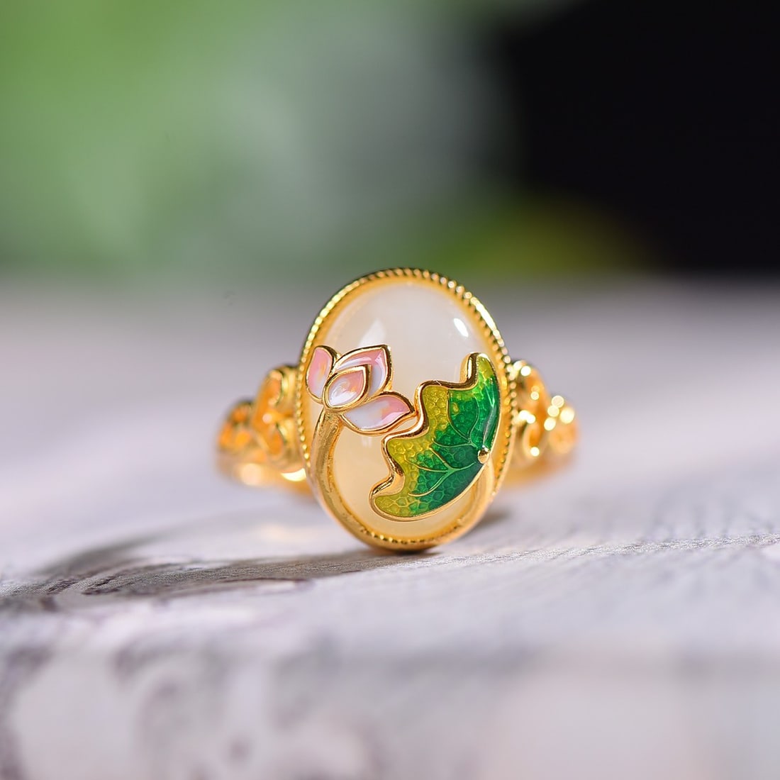 A pair of Exquisite Silver-Inlaid Hotan Jade Lotus Rings: A pair of Exquisite Silver-Inlaid Hotan Jade Lotus Rings,Size:0.4inx0.6in(silver) 0.4inx0.6in(gold) 一对银镶和田玉荷花戒指