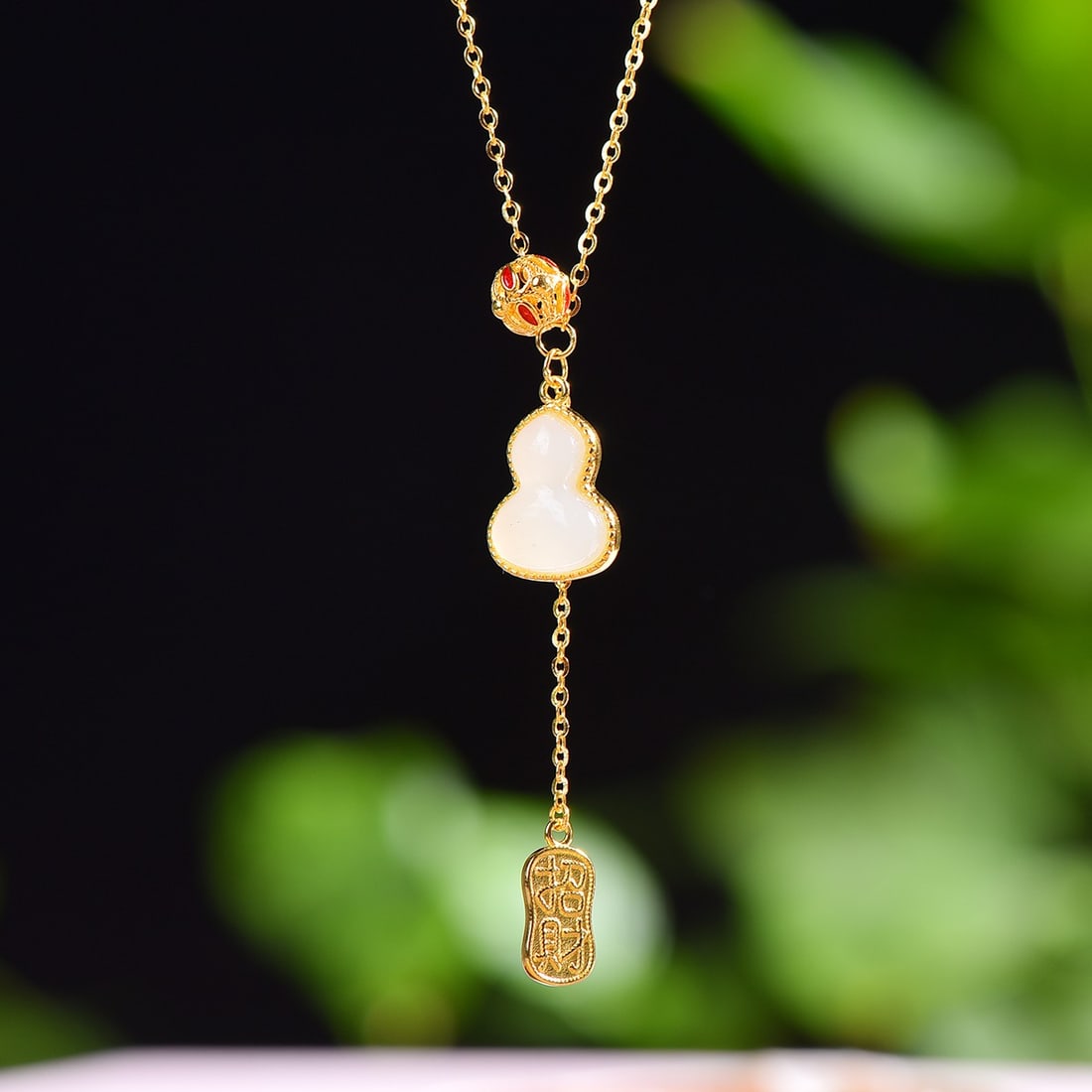A Exquisite Silver-Inlaid Hotan Jade Gourd Pendant: A Exquisite Silver-Inlaid Hotan Jade Gourd Pendant,Size:0.4inx0.5in 银镶和田玉葫芦吊坠