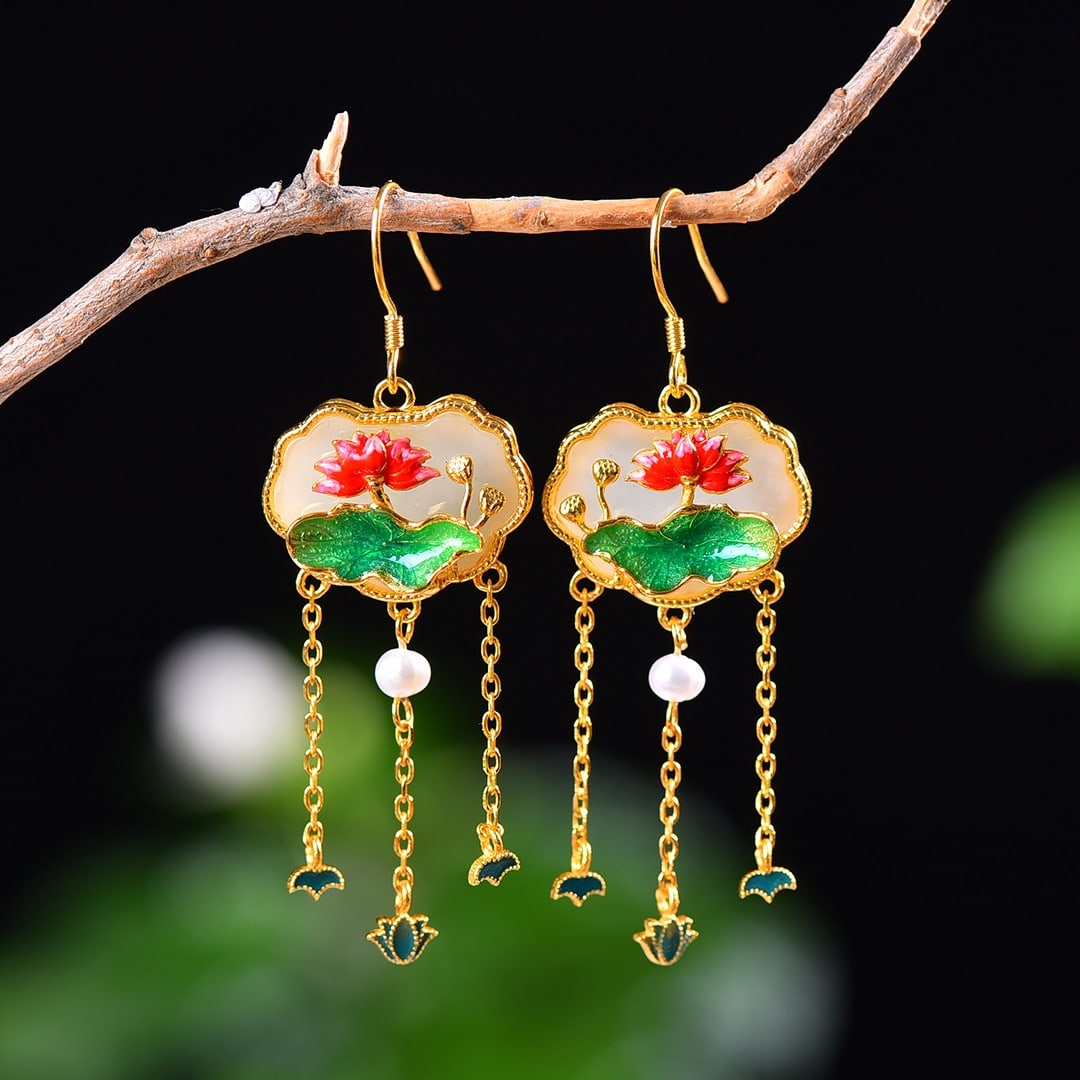 A pair of Exquisite Silver-Inlaid Hotan Jade Ruyi Lock Earring: A pair of Exquisite Silver-Inlaid Hotan Jade Ruyi Lock Earring,Size:0.5inx0.7in 一对银镶嵌和田玉如意锁耳坠