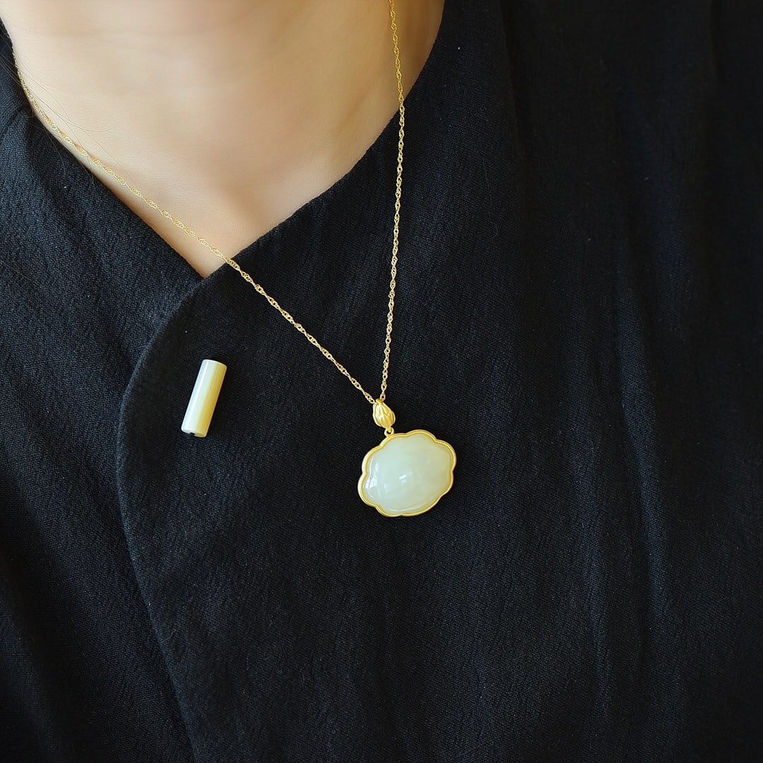 A Exquisite Silver-Inlaid Hotan Jade Ruyi Lock Pendant (1 of 6)