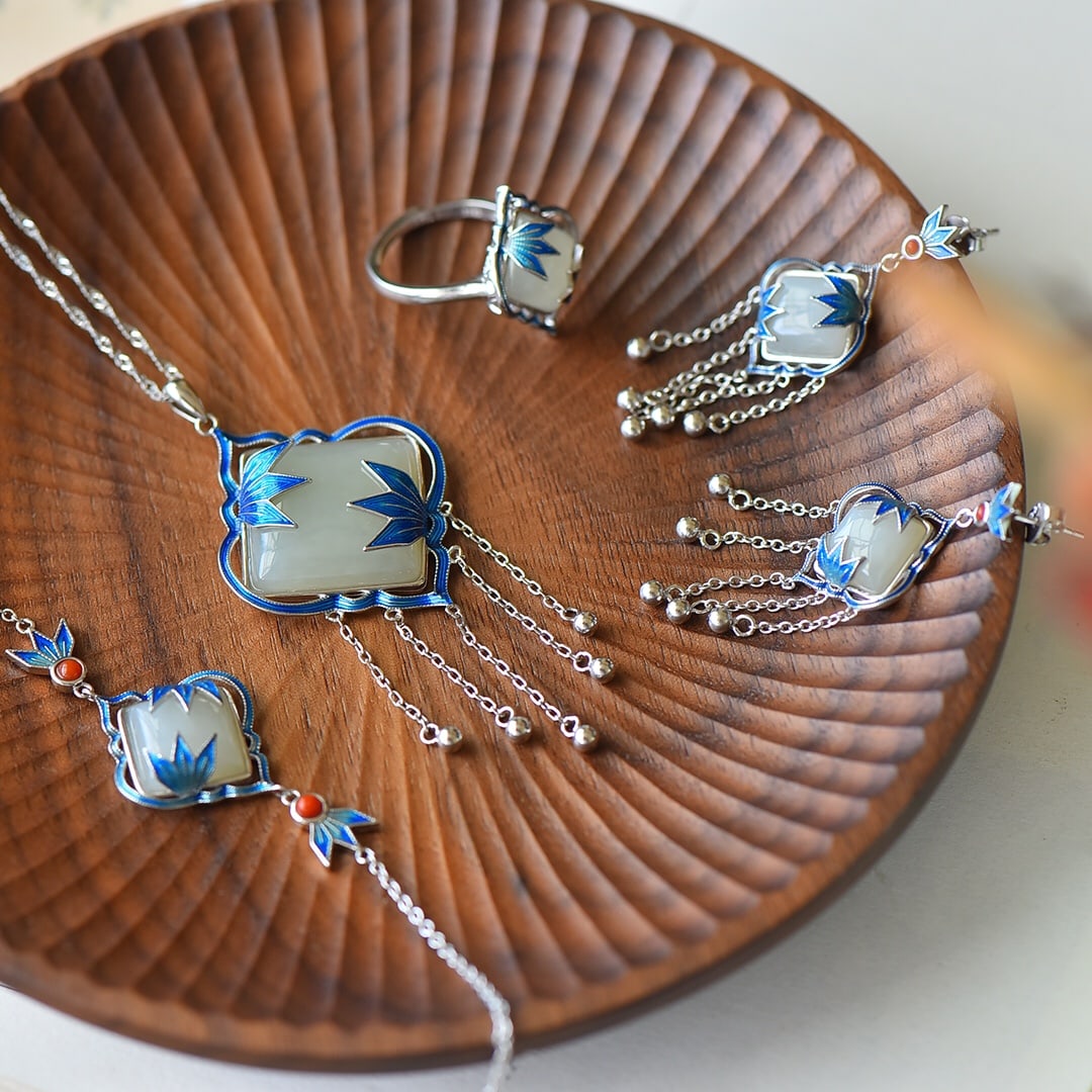A Set of Exquisite Silver-Inlaid Hotan Jade Jewelry: A Set of Exquisite Silver-Inlaid Hotan Jade Jewelry,Size:0.8inx0.8in(pendant) 0.3inx0.3in(ring) 0.6inx0.6in(bracelet) 0.4inx0.4in(earrings) 一套银镶嵌和田