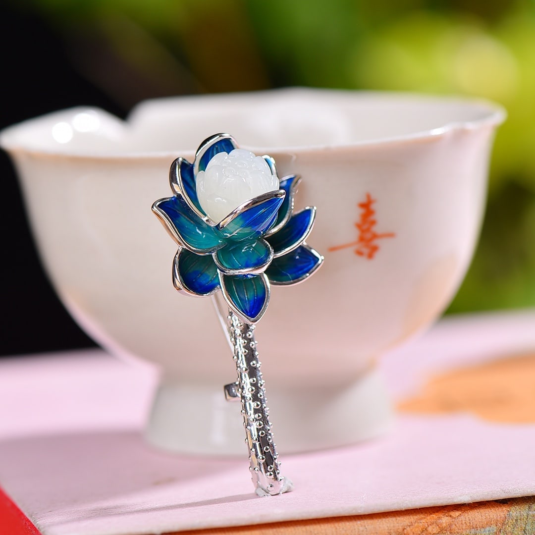A Exquisite Silver-Inlaid Hotan Jade Lotus Brooch: A Exquisite Silver-Inlaid Hotan Jade Lotus Brooch,Size:0.4inx0.4in 银镶嵌和田玉莲蓬胸针