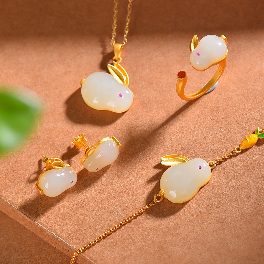 A Set of Exquisite Silver-Inlaid Hotan Jade Rabbit-Shaped Jewelry: A Set of Exquisite Silver-Inlaid Hotan Jade Rabbit-Shaped Jewelry,Size:0.5inx0.7in,0.4inx0.5in,0.5inx0.7in,0.4inx0.5in 一套银镶嵌和田玉兔形&