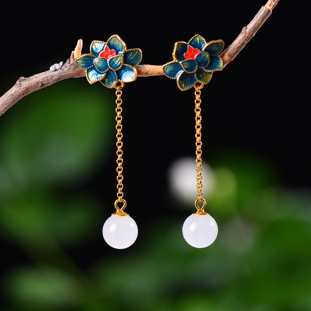 A pair of Exquisite Silver-Inlaid Hotan Jade Lotus Earring: A pair of Exquisite Silver-Inlaid Hotan Jade Lotus Earring,Size:0.3inx0.3in 一对银镶嵌和田玉莲花耳坠