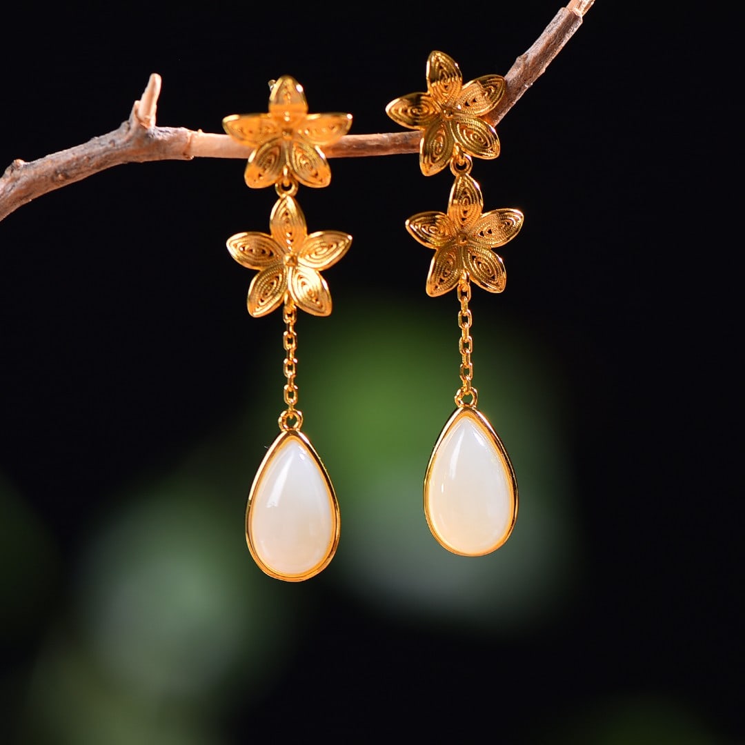 A pair of Exquisite Silver-Inlaid Hotan Jade Water Drop-Shaped Earring: A pair of Exquisite Silver-Inlaid Hotan Jade Water Drop-Shaped Earring,Size:0.3inx0.6in 一对银镶嵌和田玉水滴耳坠