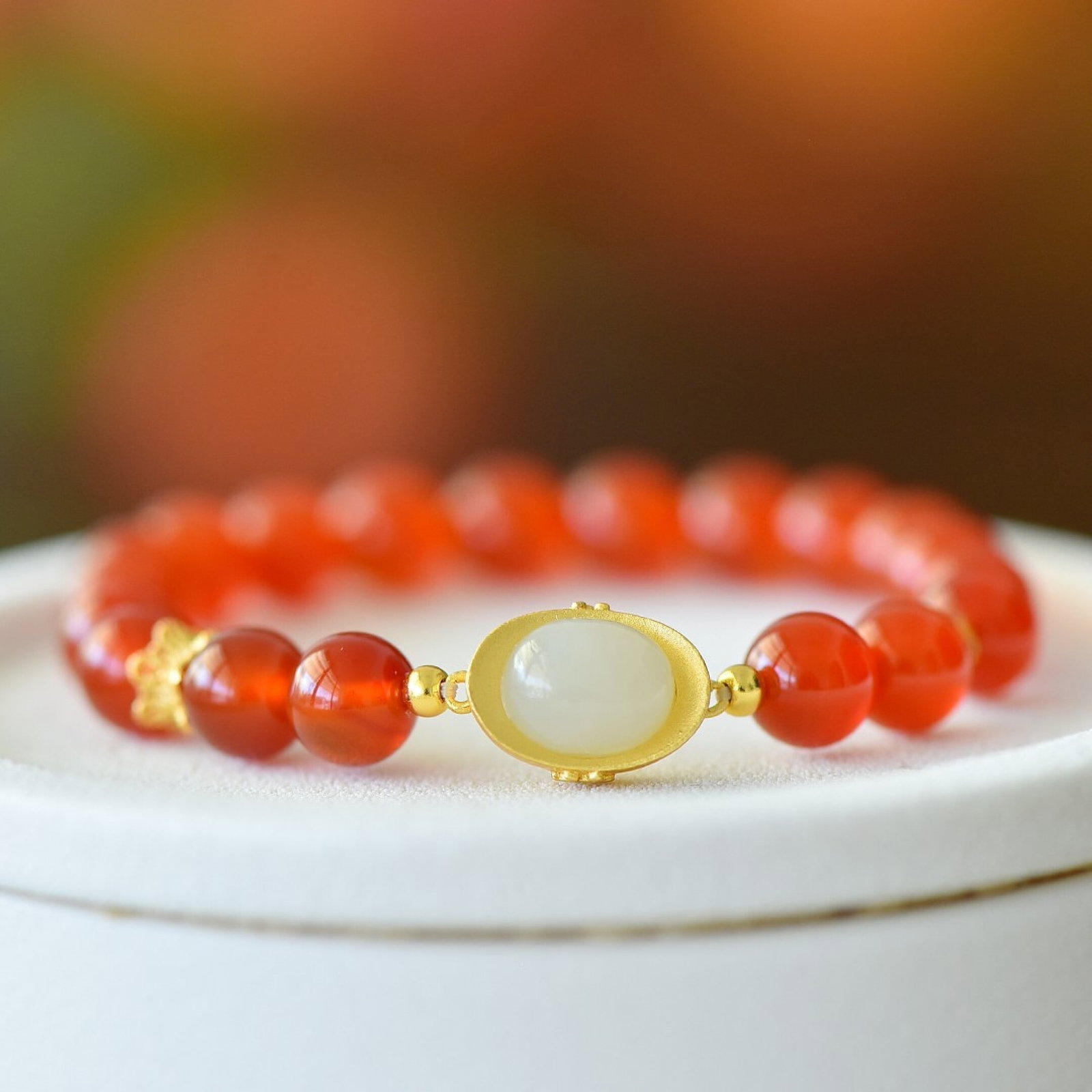 An Exquisite Sterling Silver-Gold Plated Inlaid Agate Bracelet,Inlaid White Jade: Estimated Value:200-400 An Exquisite Sterling Silver-Gold Plated Inlaid Agate Bracelet,Inlaid White Jade,Size:8mm