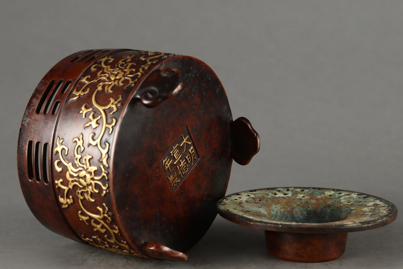 An Exquisite Gilt Bronze Lotus Pattern Tripod Censer - 7