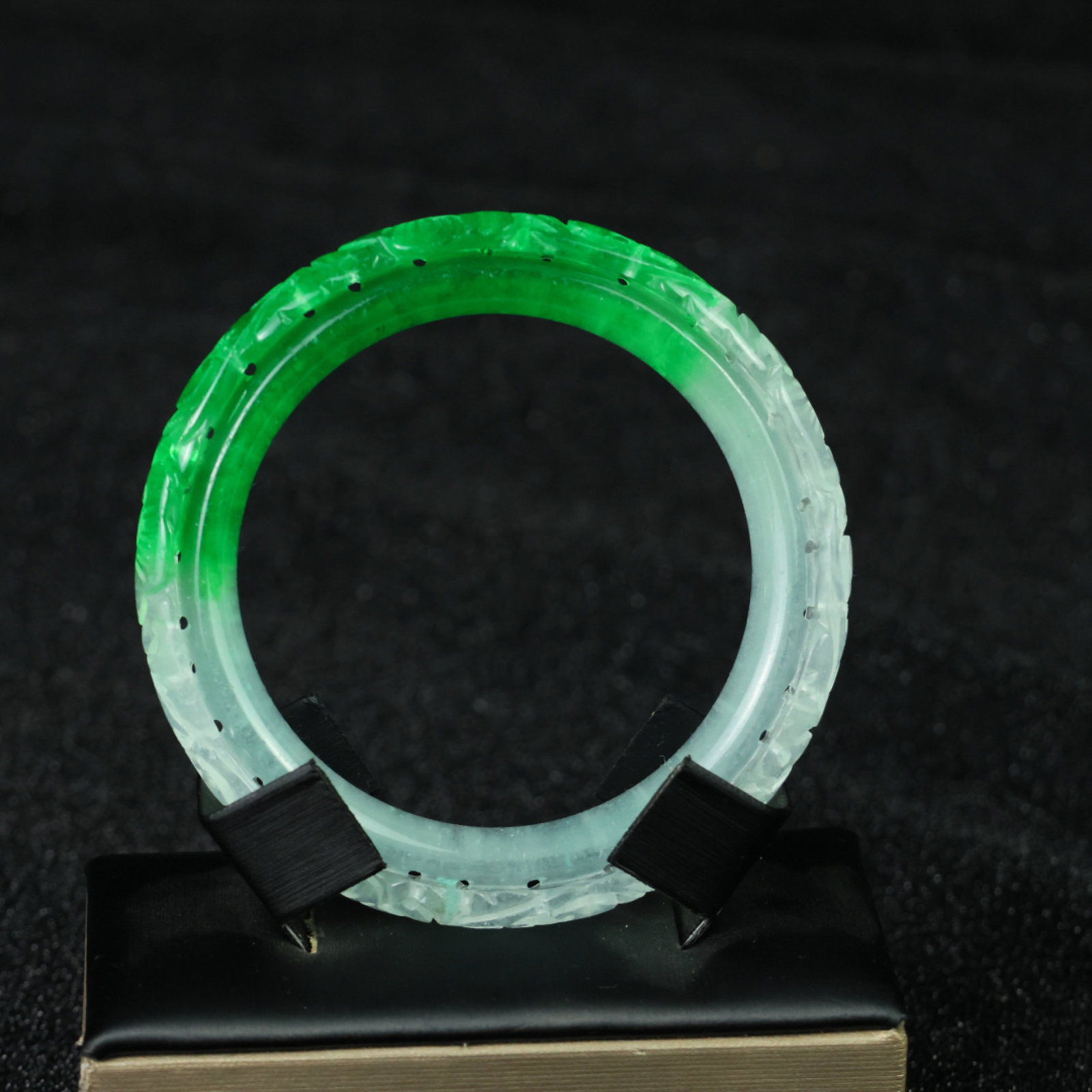An Exquisite Jadeite Bracelets: Estimated Value:2000-4000 An Exquisite Jadeite Bracelets，Size:60mmx11mm 翡翠手镯