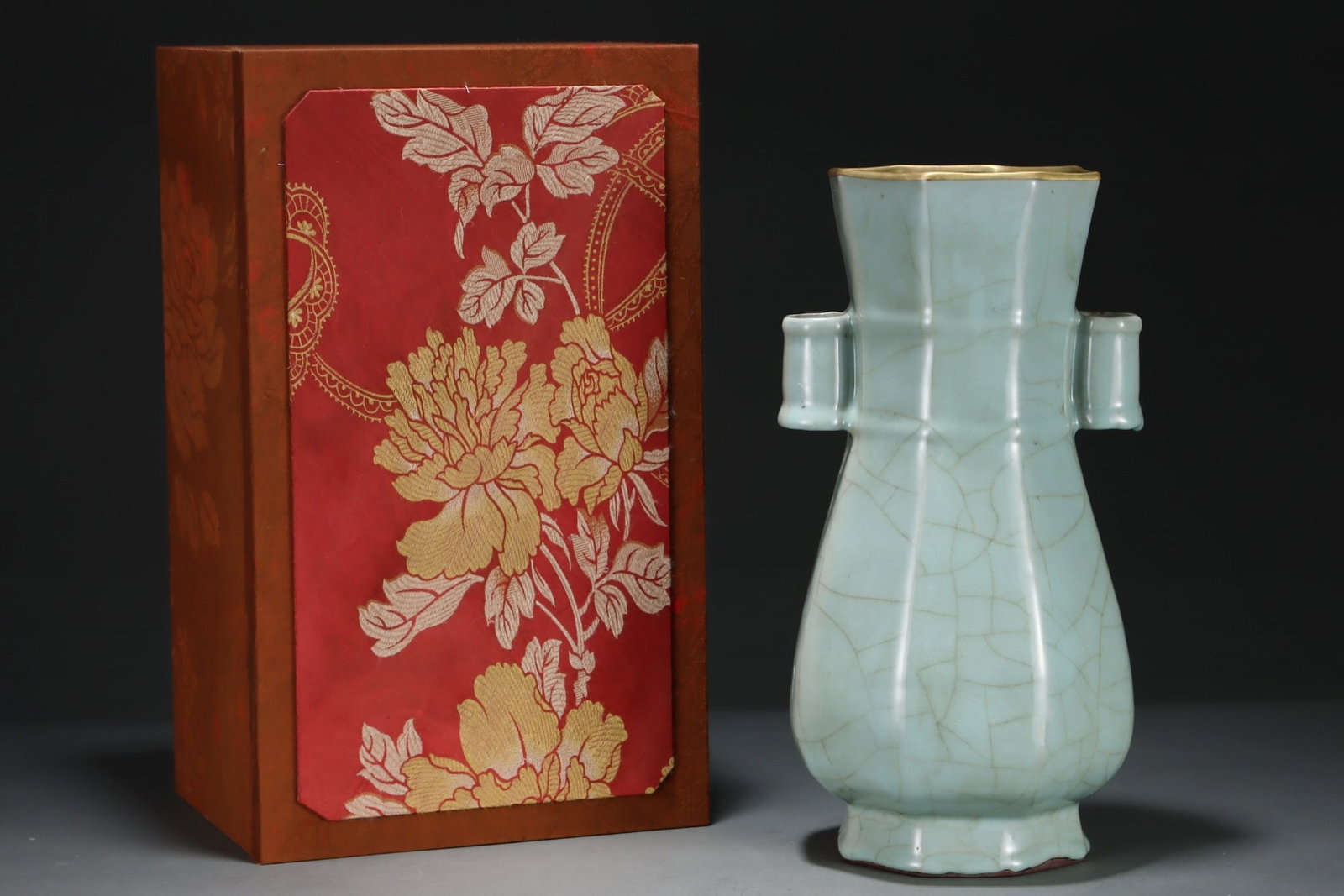 A Rare Guan yao Cover with Gold Double-Ears Vase,with an Imperial Poem by Emperor Qianlong: Estimated Value:2200-4400 A Rare Guan yao Cover with Gold Double-Ears Vase,with an Imperial Poem by Emperor Qianlong,Song Dynasty,China,Size:13.8inx7.7in