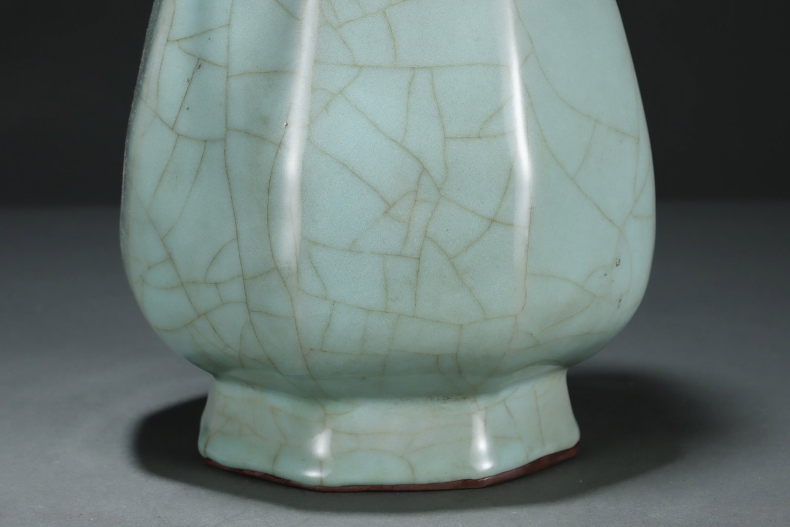 A Rare Guan yao Cover with Gold Double-Ears Vase,with an Imperial Poem by Emperor Qianlong - 5