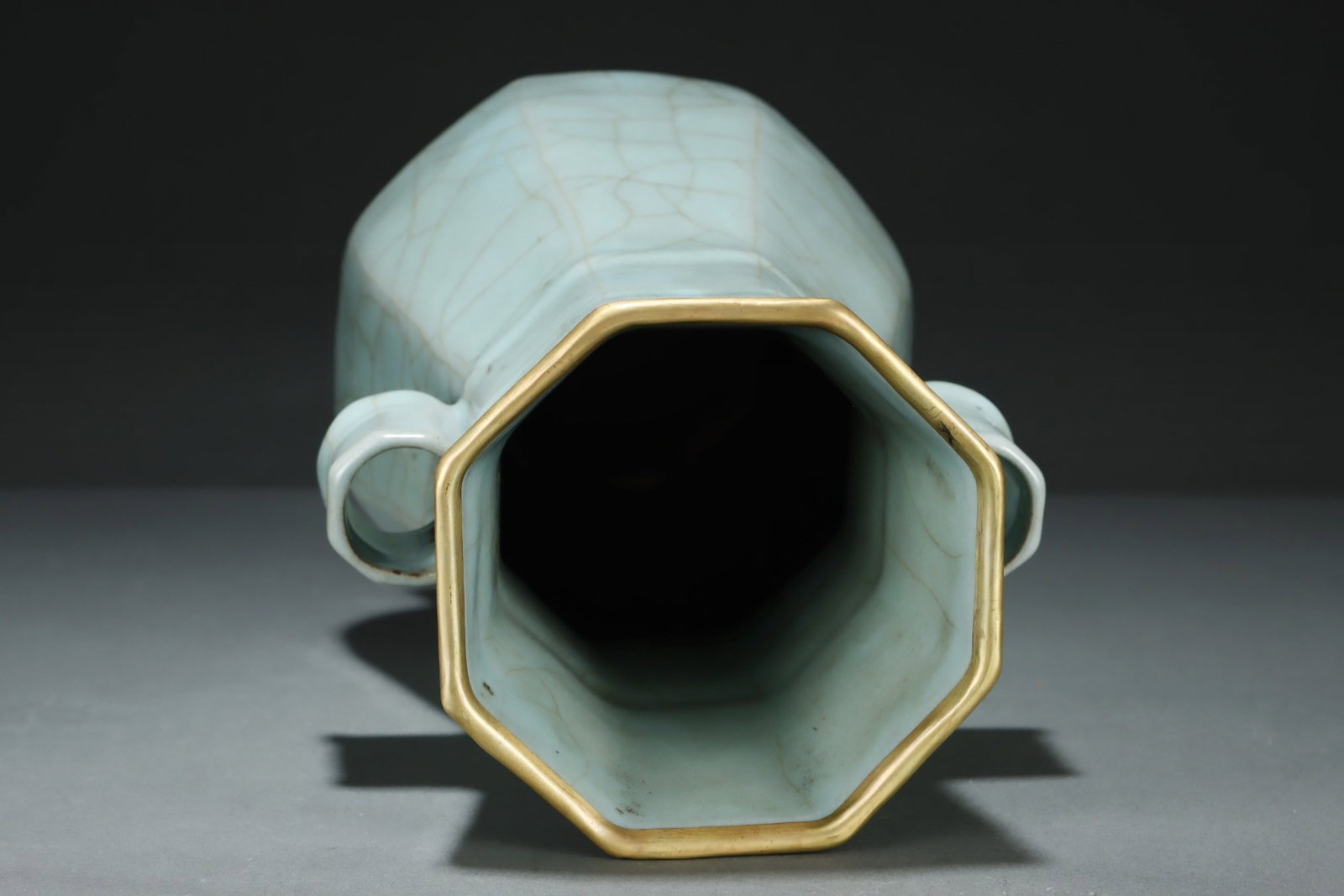 A Rare Guan yao Cover with Gold Double-Ears Vase,with an Imperial Poem by Emperor Qianlong - 6