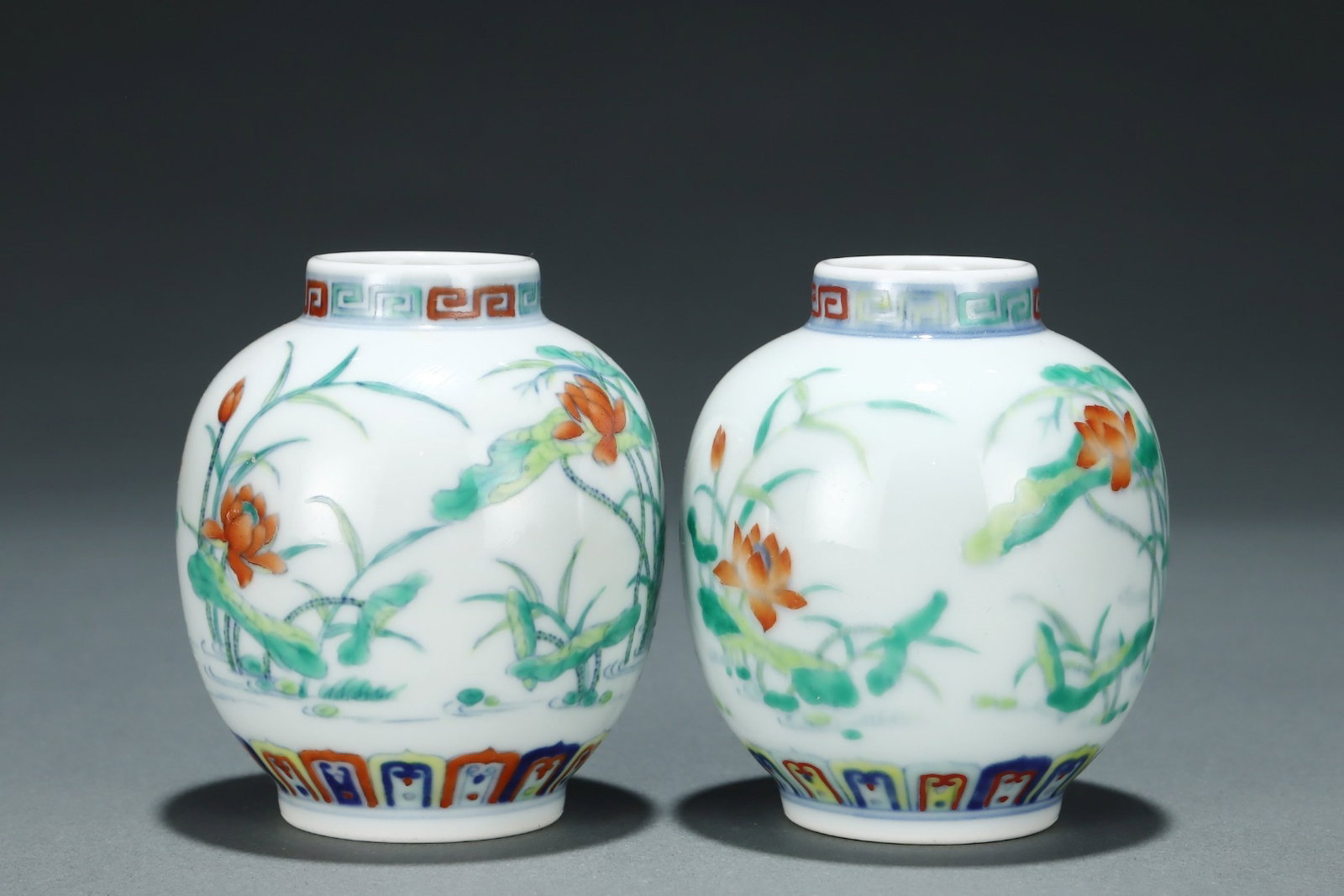 A Pair of Exquisite Doucai Lotus Pattern Jars - 4