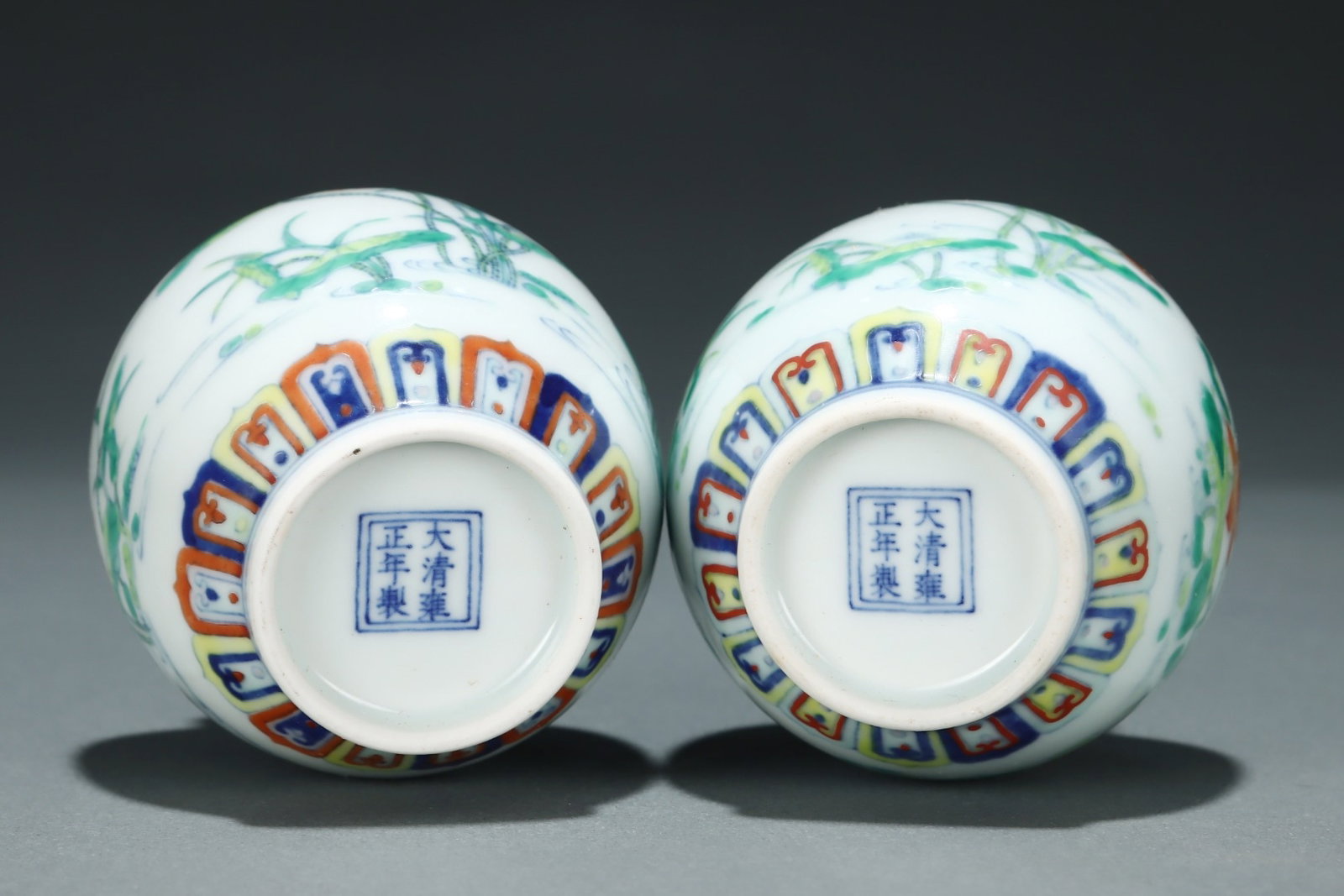A Pair of Exquisite Doucai Lotus Pattern Jars - 6