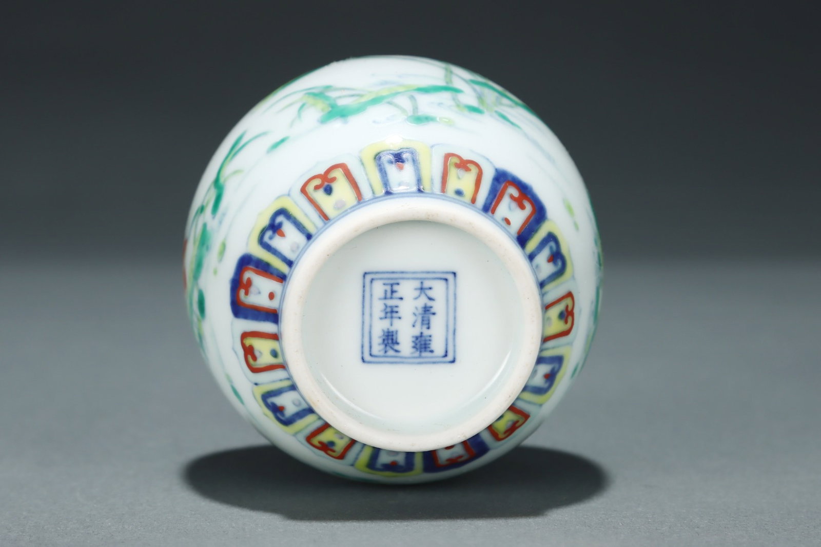 A Pair of Exquisite Doucai Lotus Pattern Jars - 7