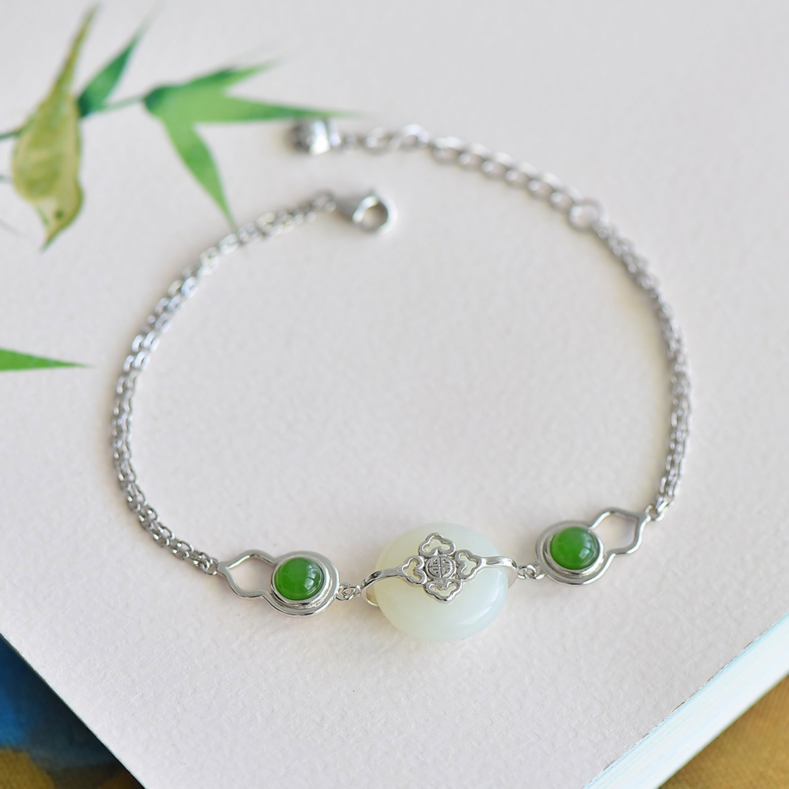 An Exquisite Sterling Silver Inlaid White Jade Bracelets,Inlaid Jasper: Estimated Value:400-800 An Exquisite Sterling Silver Inlaid White Jade Bracelets,Inlaid Jasper 纯银镶白玉手链,嵌碧玉