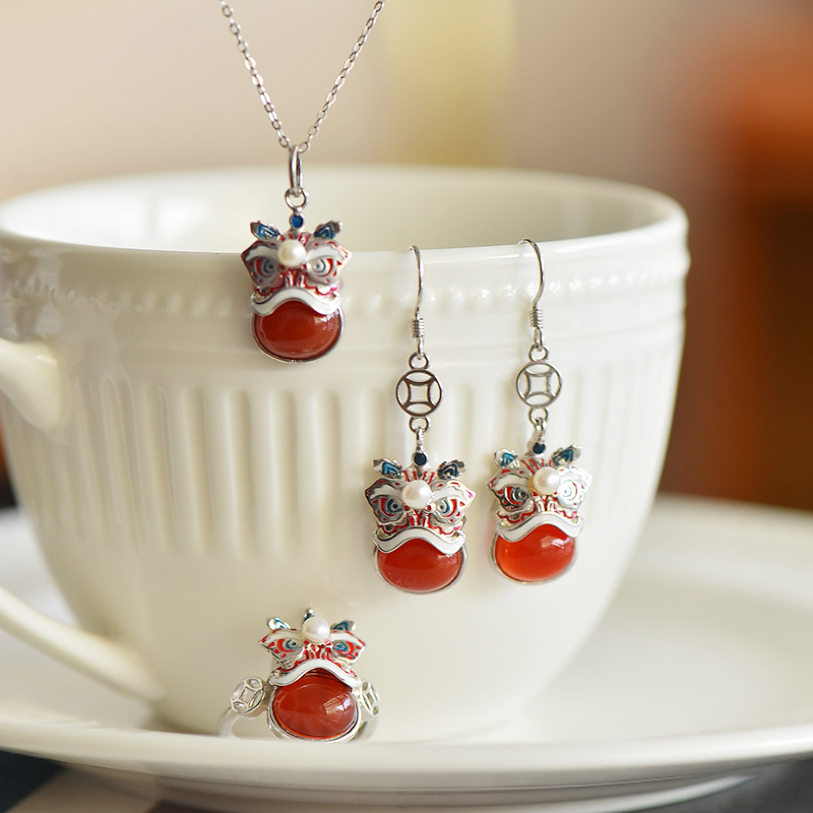 A Set of Fine Sterling Silver Inlaid Agate Jewelrys,Inlaid Pearls: Estimated Value:600-1200 A Set of Fine Sterling Silver Inlaid Agate Jewelrys,Inlaid Pearls 一套纯银镶玛瑙首饰,嵌珍珠