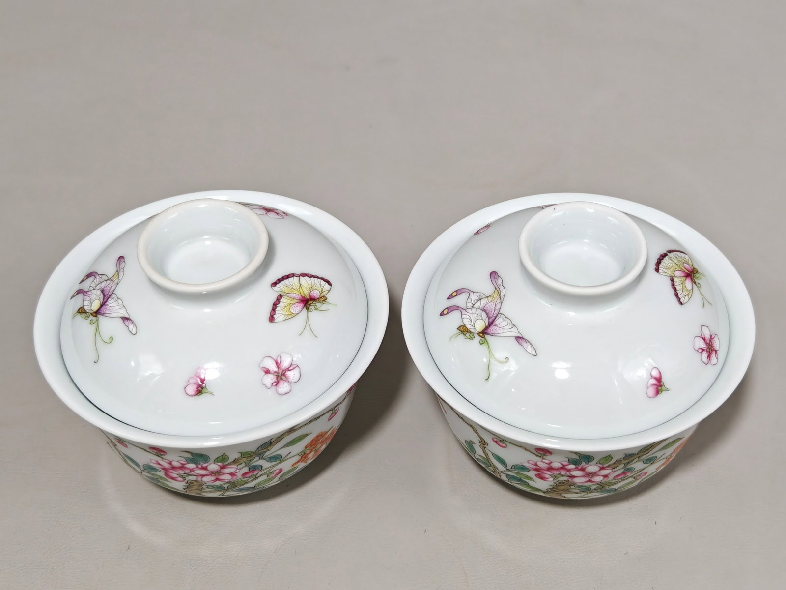A Pair of Exquisite Famille-Rose Flower and Butterfly Pattern Cover Bowls - 2