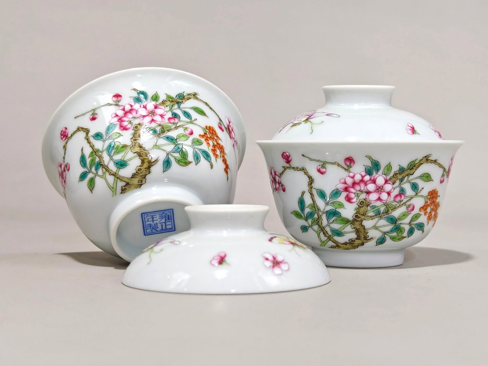 A Pair of Exquisite Famille-Rose Flower and Butterfly Pattern Cover Bowls - 3