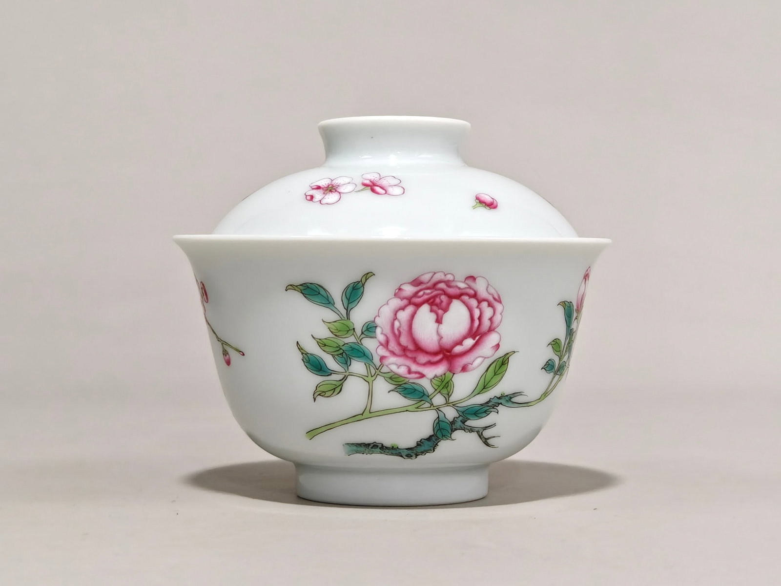 A Pair of Exquisite Famille-Rose Flower and Butterfly Pattern Cover Bowls - 4