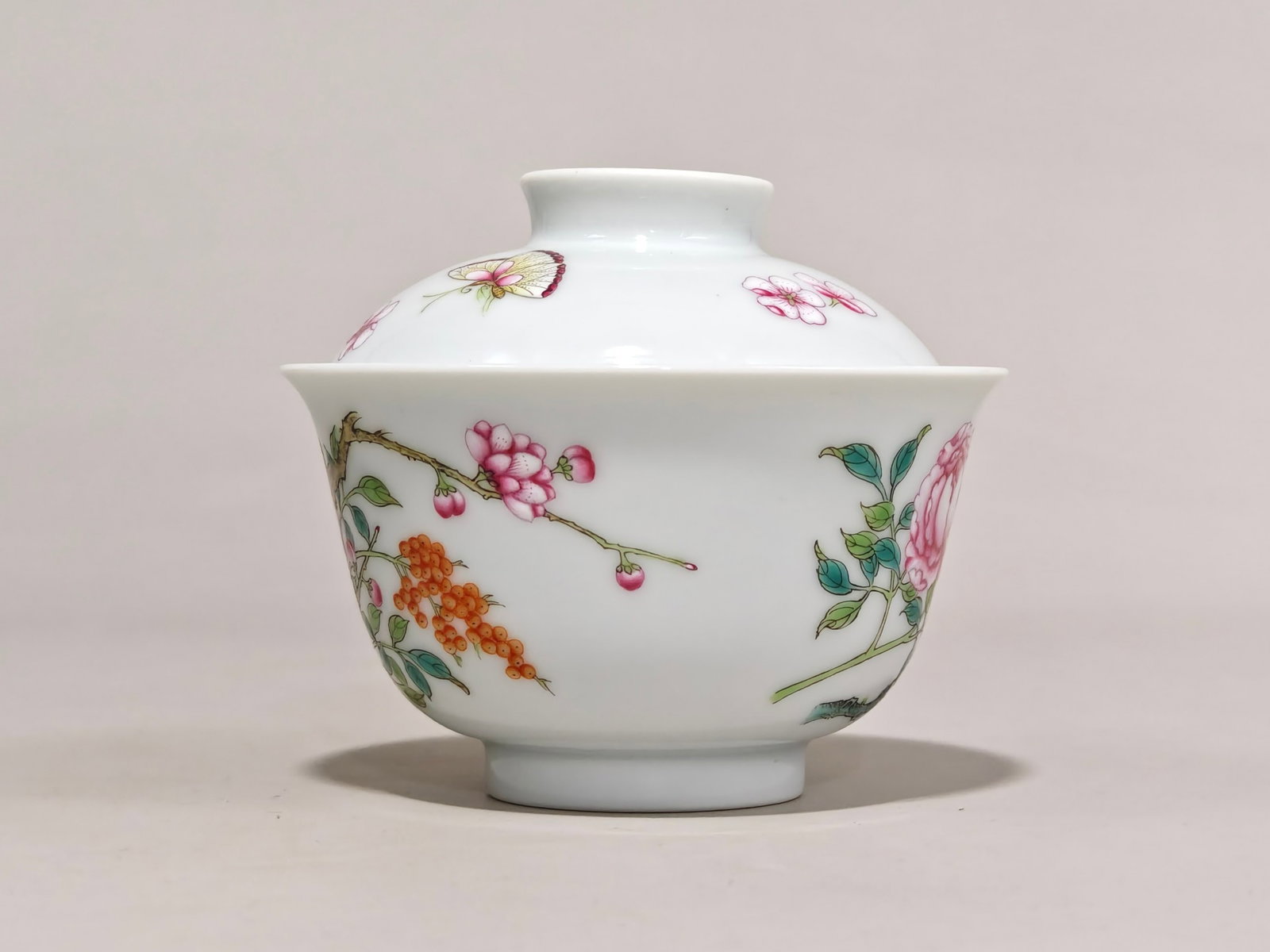 A Pair of Exquisite Famille-Rose Flower and Butterfly Pattern Cover Bowls - 5