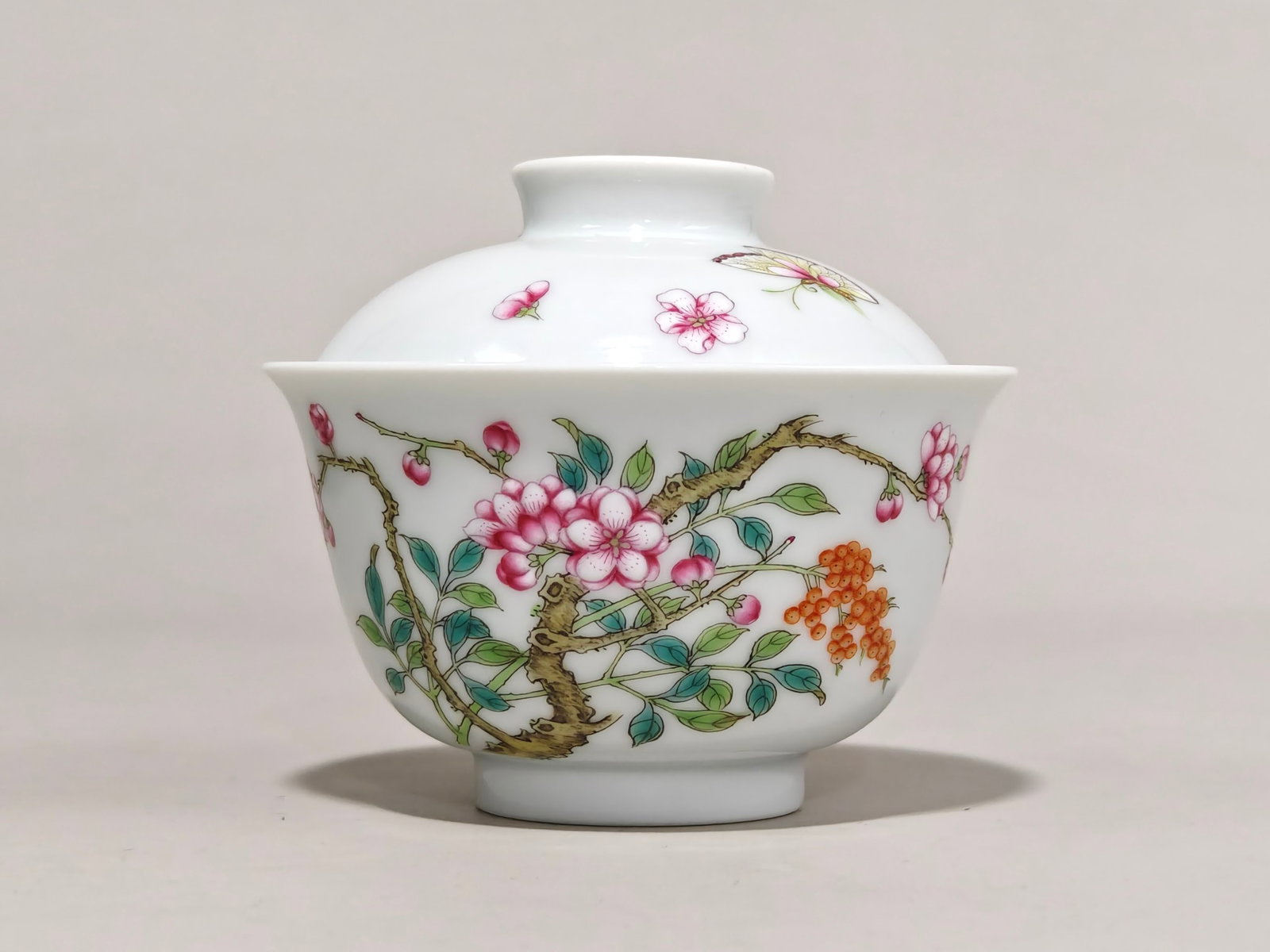 A Pair of Exquisite Famille-Rose Flower and Butterfly Pattern Cover Bowls - 6