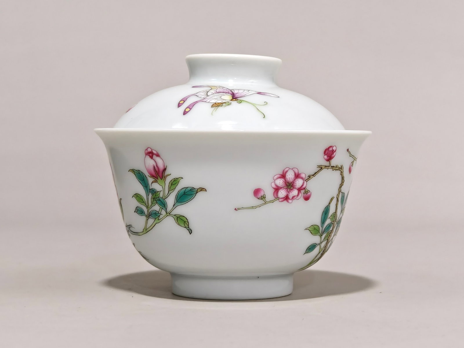 A Pair of Exquisite Famille-Rose Flower and Butterfly Pattern Cover Bowls - 7