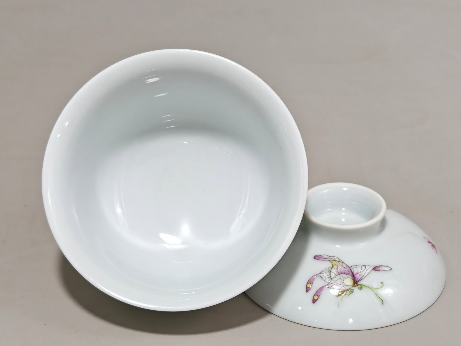 A Pair of Exquisite Famille-Rose Flower and Butterfly Pattern Cover Bowls - 8