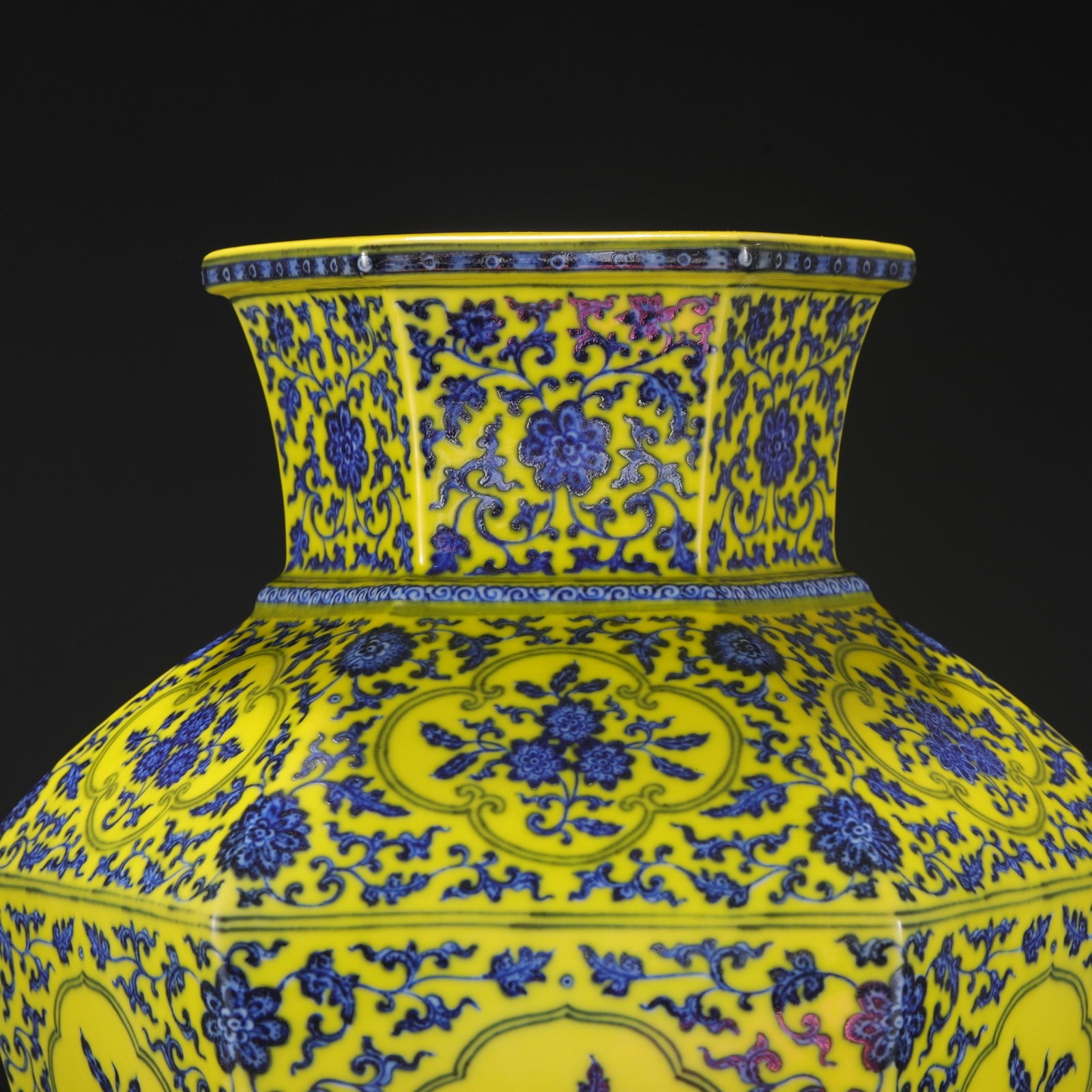A Huge Yellow Ground Blue and White Flower and Fruit Pattern Vase - 3