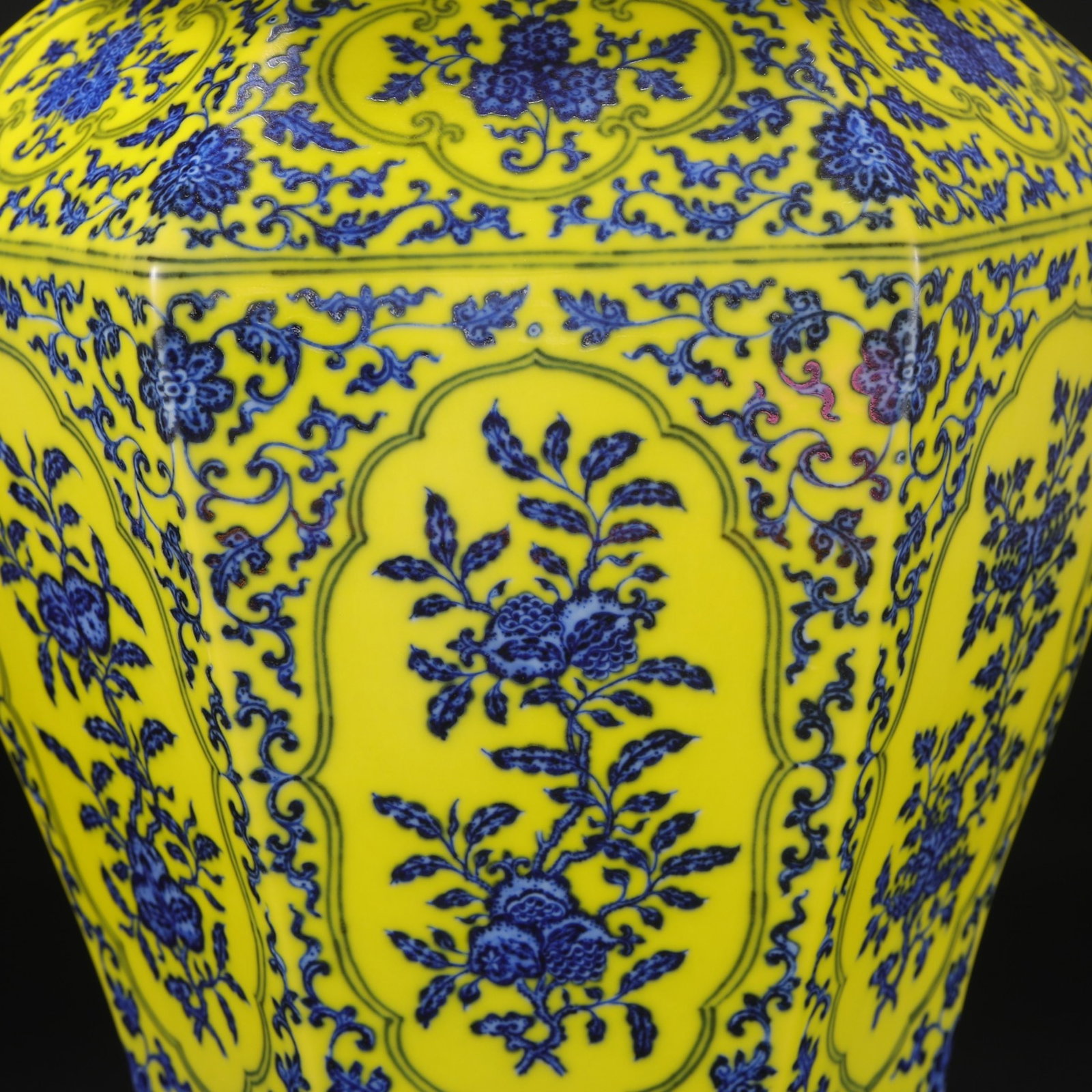 A Huge Yellow Ground Blue and White Flower and Fruit Pattern Vase - 8