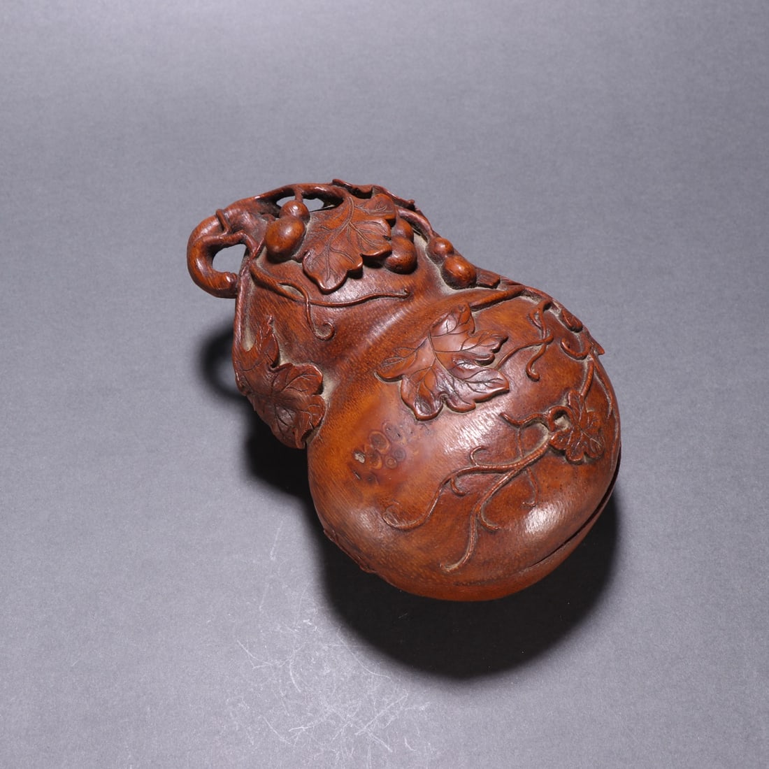 An Exquisite Bamboo Gourd-Shaped Box: Estimated Value:4000-8000 An Exquisite Bamboo Gourd-Shaped Box,Qing Dynasty, China,Size:2.5inx14.2×3.7in,Weight:240g 竹雕葫芦形盒,中国清É