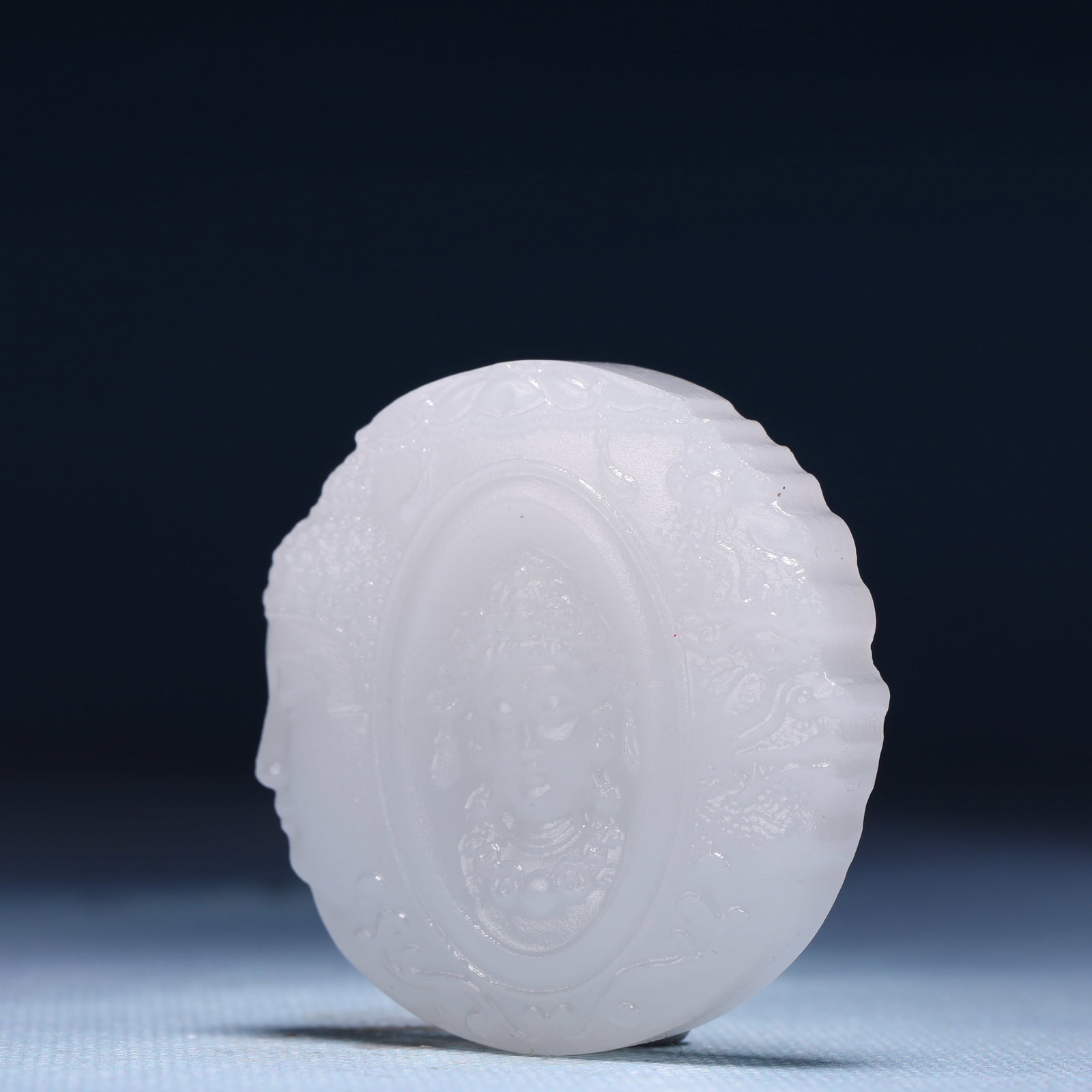 An Exquisite White Jade Statue of Avalokitesvara Pendant - 2
