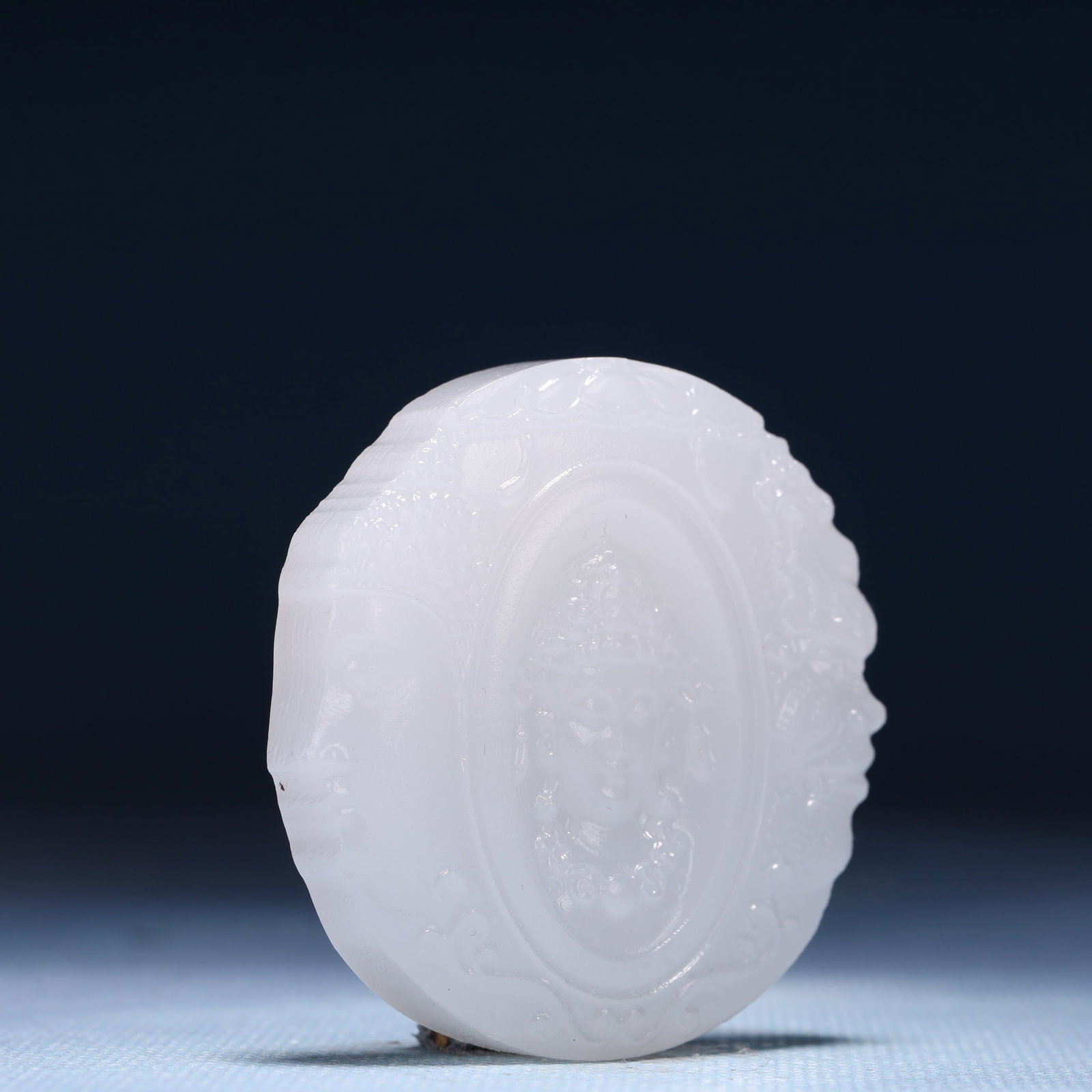 An Exquisite White Jade Statue of Avalokitesvara Pendant - 3