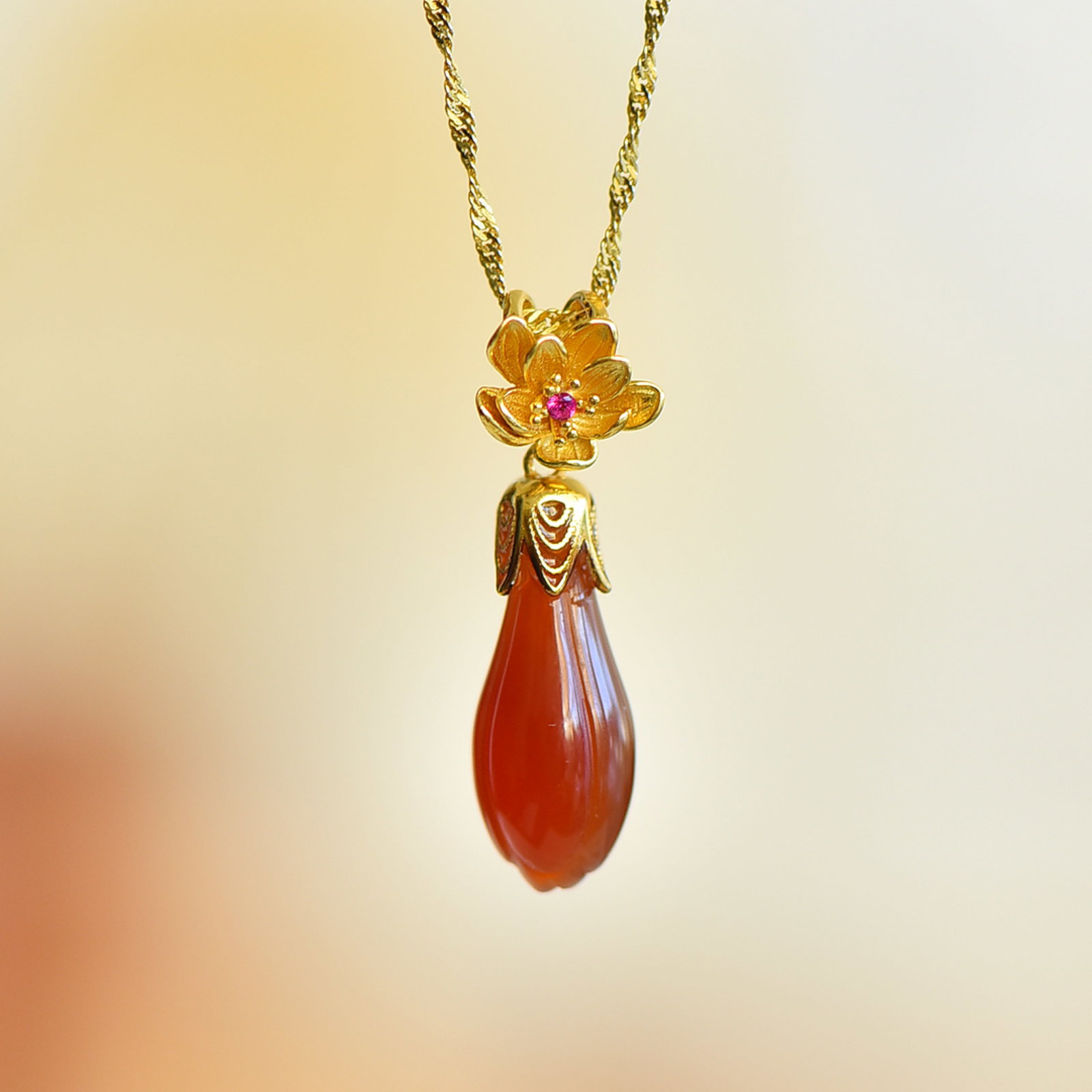 An Exquisite Sterling Silver-Gold Plated Inlaid Agate Pendant: Estimated Value:200-400 An Exquisite Sterling Silver-Gold Plated Inlaid Agate Pendant,Size:8mmx19mm 纯银镀金镶玛瑙吊坠