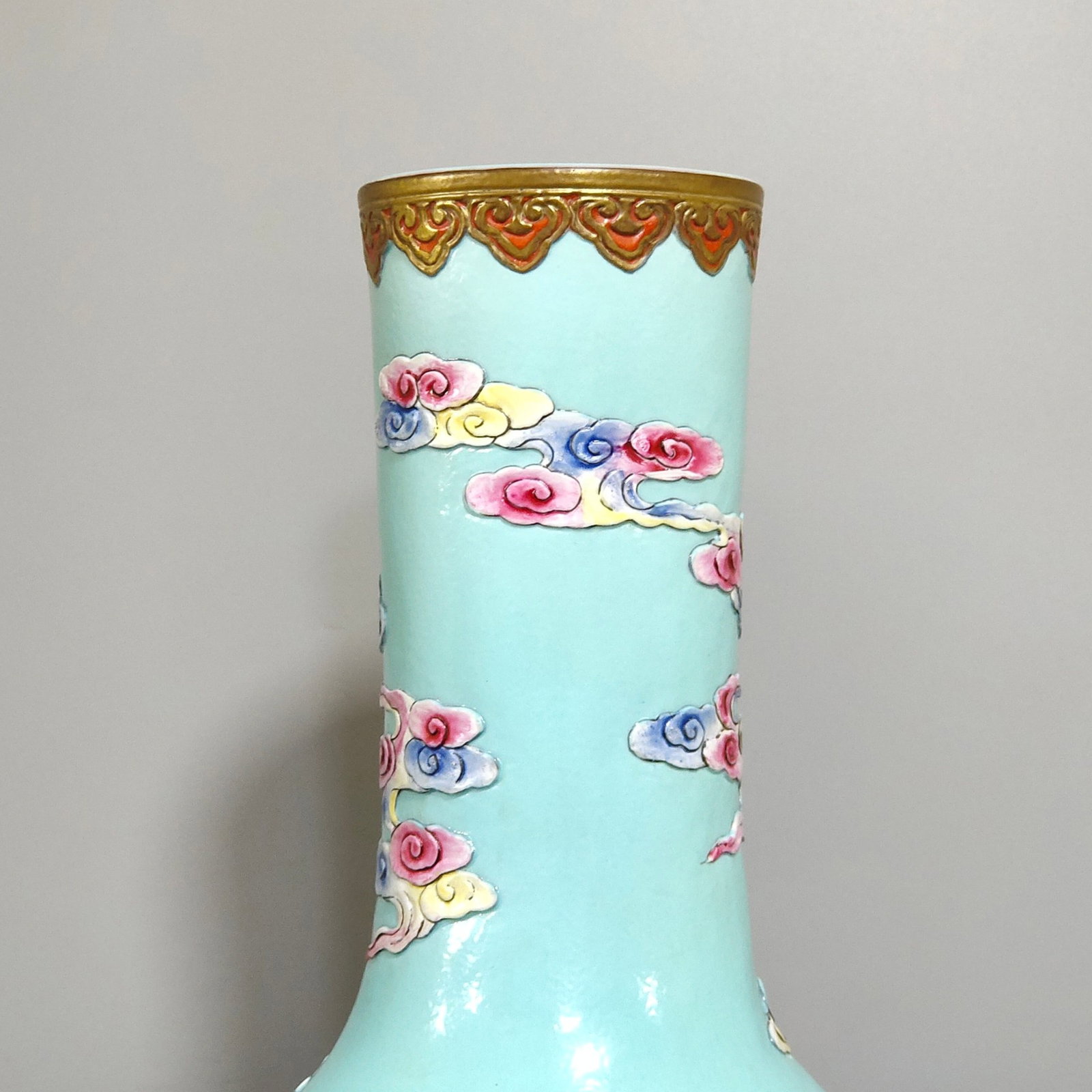 A Huge Turquoise Ground Famille-Rose Painted Gold Auspicious Cloud and Dragon Pattern Vase - 4