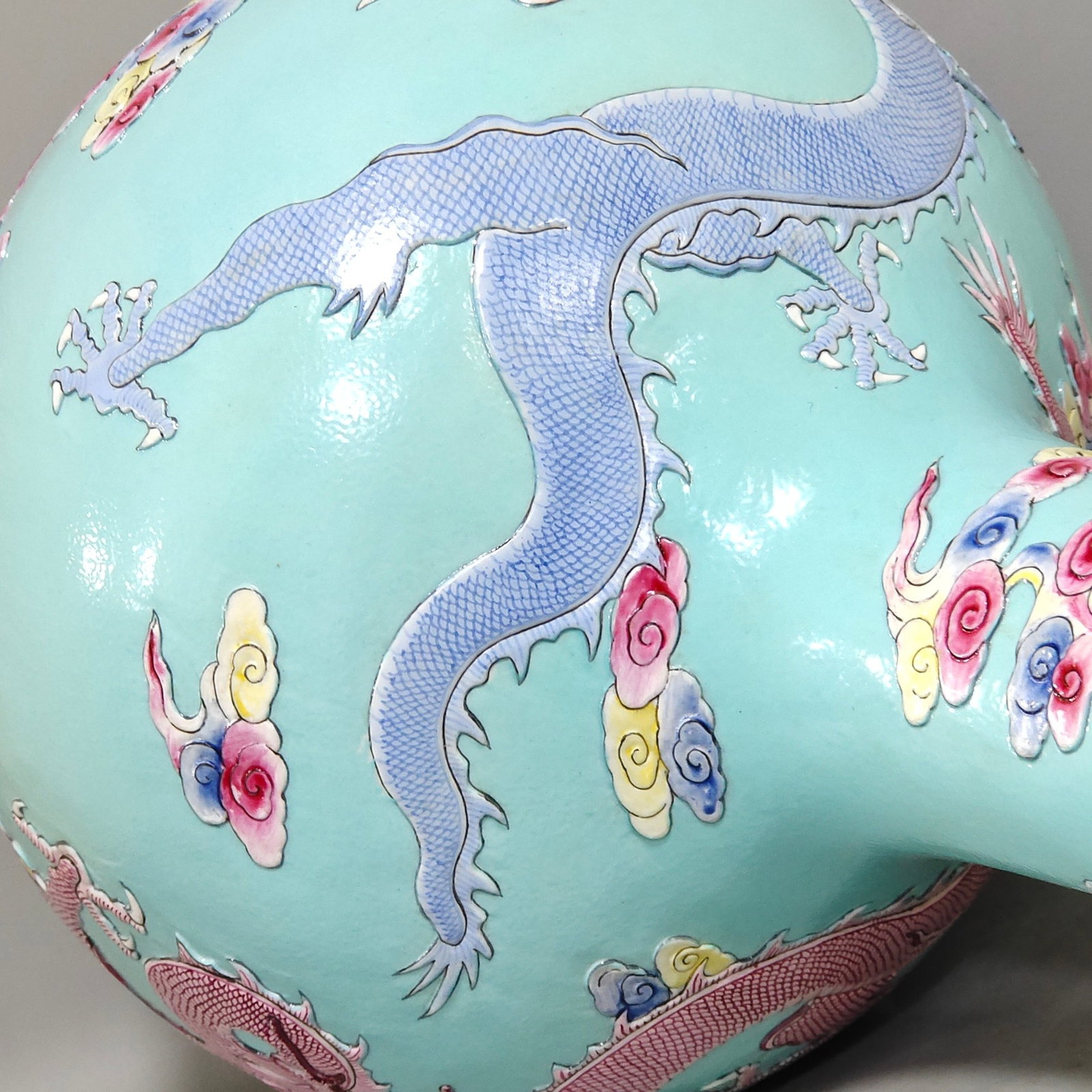 A Huge Turquoise Ground Famille-Rose Painted Gold Auspicious Cloud and Dragon Pattern Vase - 7