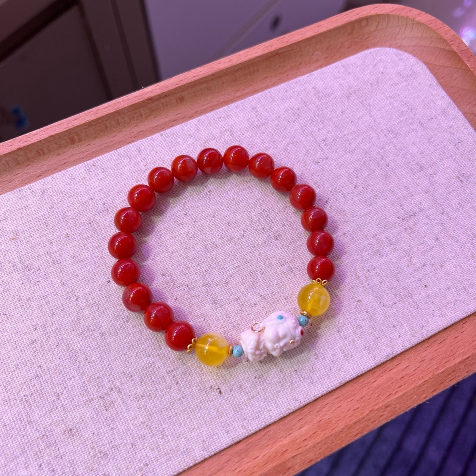 An Exquisite Agate Bracelets,With Amber Turquoise: Estimated Value:600-1200 An Exquisite Agate Bracelets,With Amber Turquoise,Size:8.5mm,Total Weight:18.7g 玛瑙手串,配蜜蜡绿松石