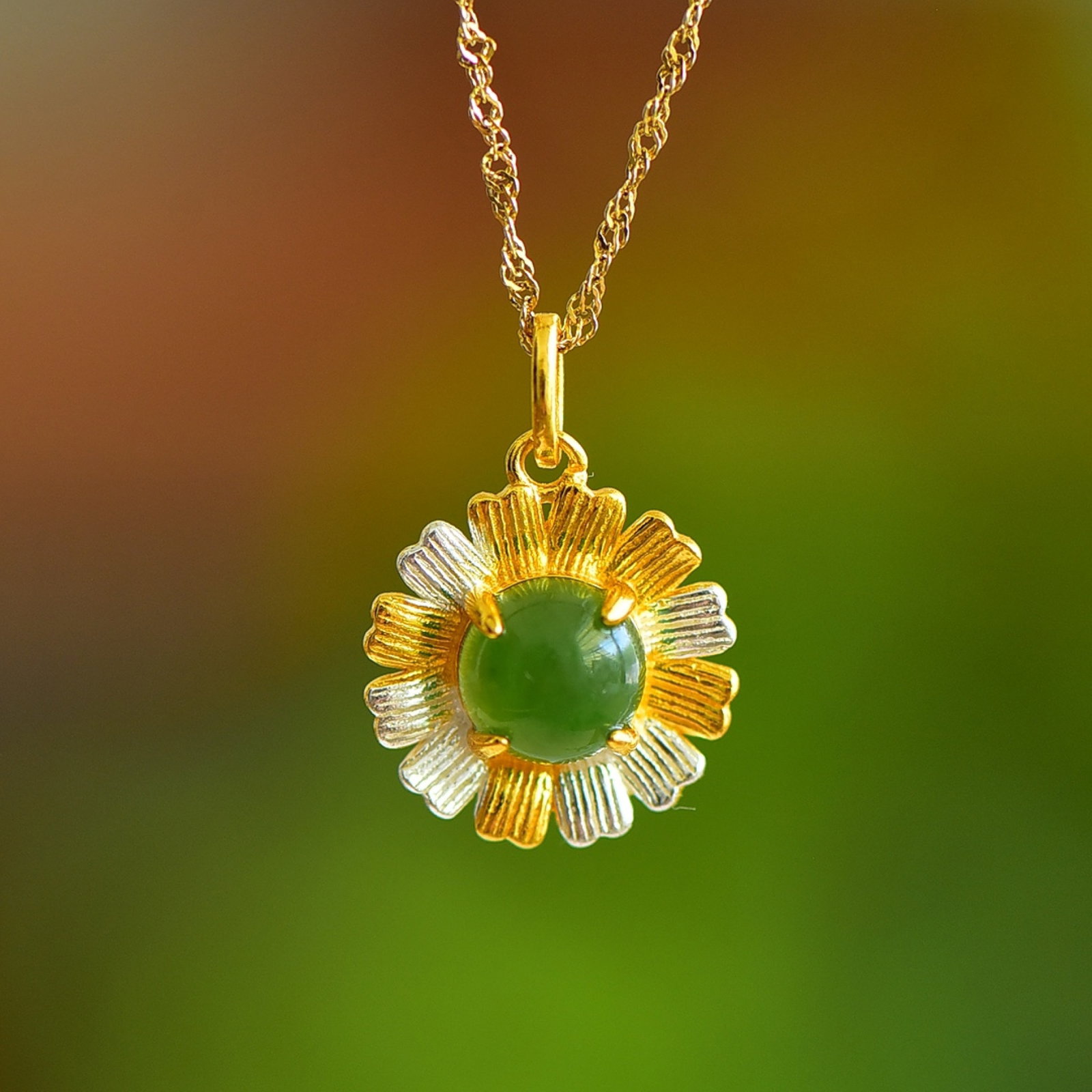 An Exquisite Sterling Silver-Gold Plated Inlaid Jasper Pendant: Estimated Value:200-400 An Exquisite Sterling Silver-Gold Plated Inlaid Jasper Pendant 纯银镀金镶碧玉吊坠