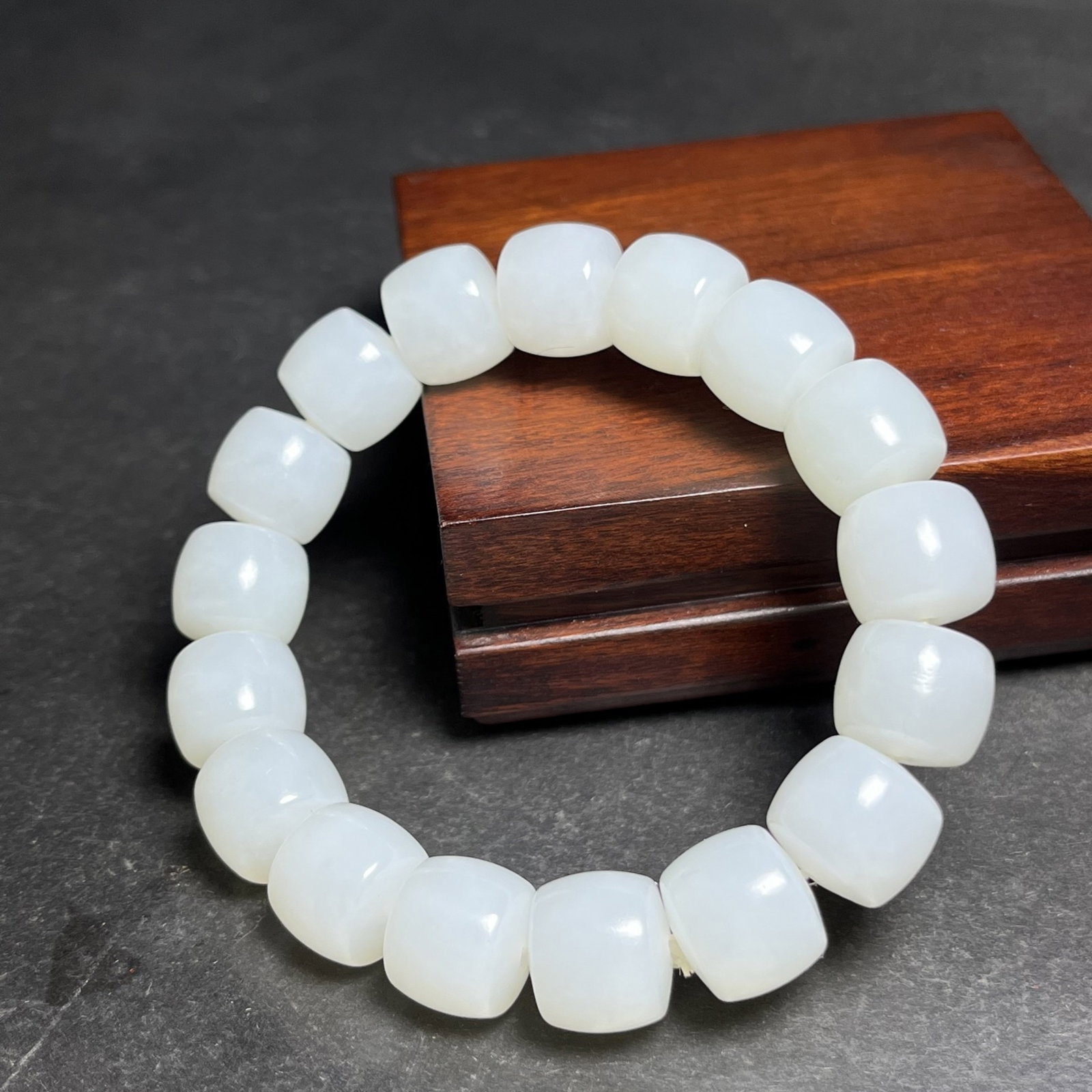 An Exquisite White Jade Bracelets: Estimated Value:2200-4400 An Exquisite White Jade Bracelets,Qing Dynasty,China,Size:14mmmm,Weight:64g 白玉手串,中国清代