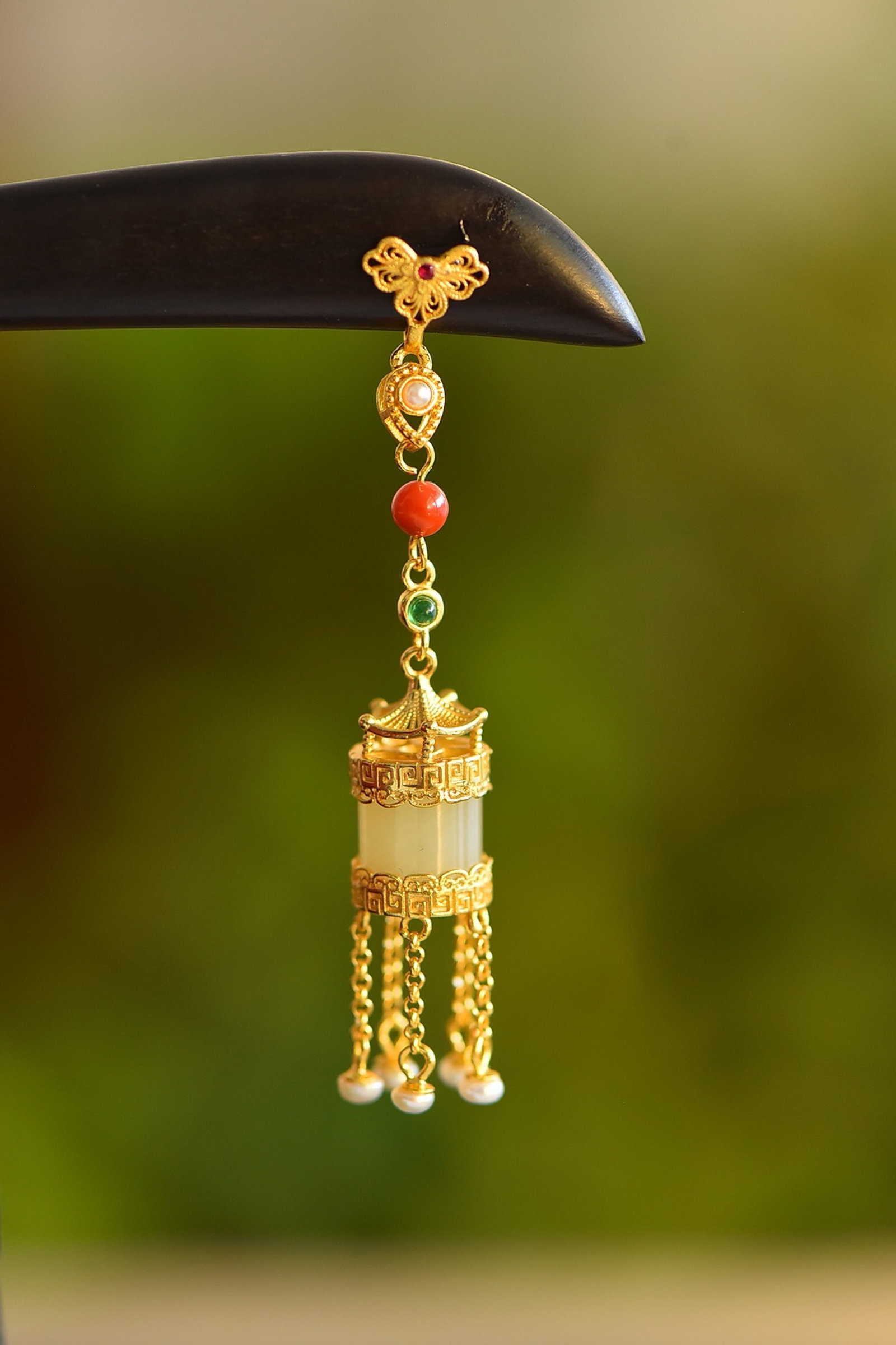 An Exquisite Sterling Silver-Gold Plated Inlaid White Jade Ebony Hairpin: Estimated Value:300-600 An Exquisite Sterling Silver-Gold Plated Inlaid White Jade Ebony Hairpin, 纯银镀金镶白玉黑檀木发簪