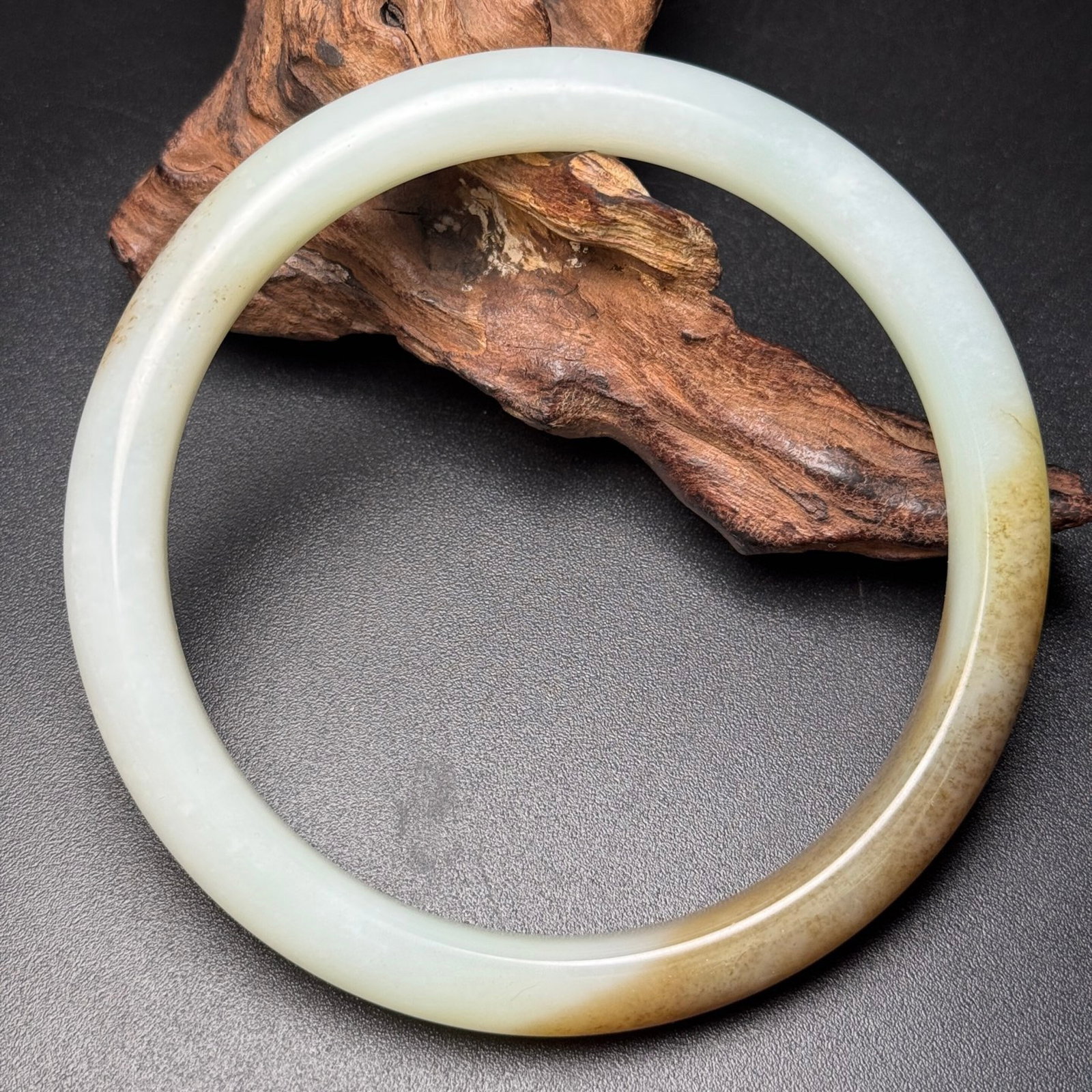 An Exquisite White Jade Bracelets: Estimated Value:1100-2200 An Exquisite White Jade Bracelets,Qing Dynasty,China,Size:83mmx103mmx12mm,Weight:85g 白玉手镯,中国清代