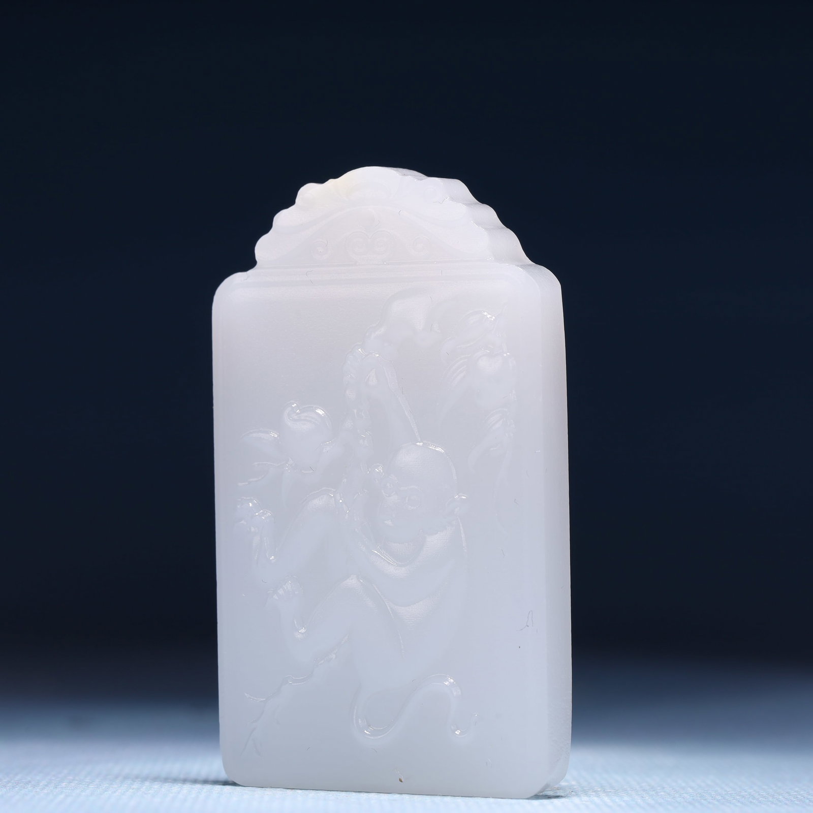 An Exquisite White Jade Monkey Patten Pendant - 2