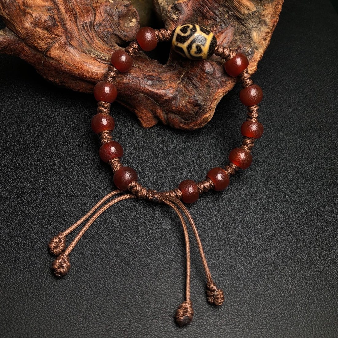 An Exquisite Agate Bracelets: Estimated Value:400-800 An Exquisite Agate Bracelets,Size:19mmx14mm,10mmx8mm 玛瑙手串