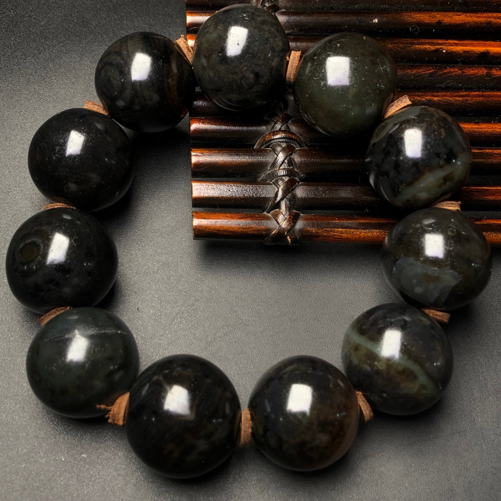An Exquisite Agate Bracelets: Estimated Value:600-1200 An Exquisite Agate Bracelets,Size:22mm 玛瑙手串
