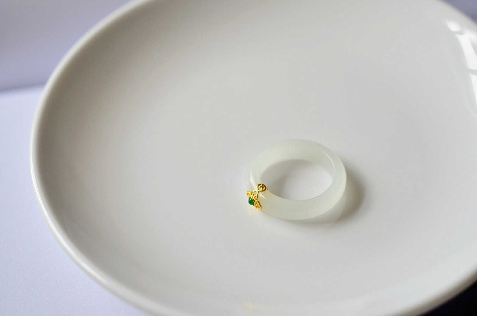 An Exquisite White Jade Ring - 2