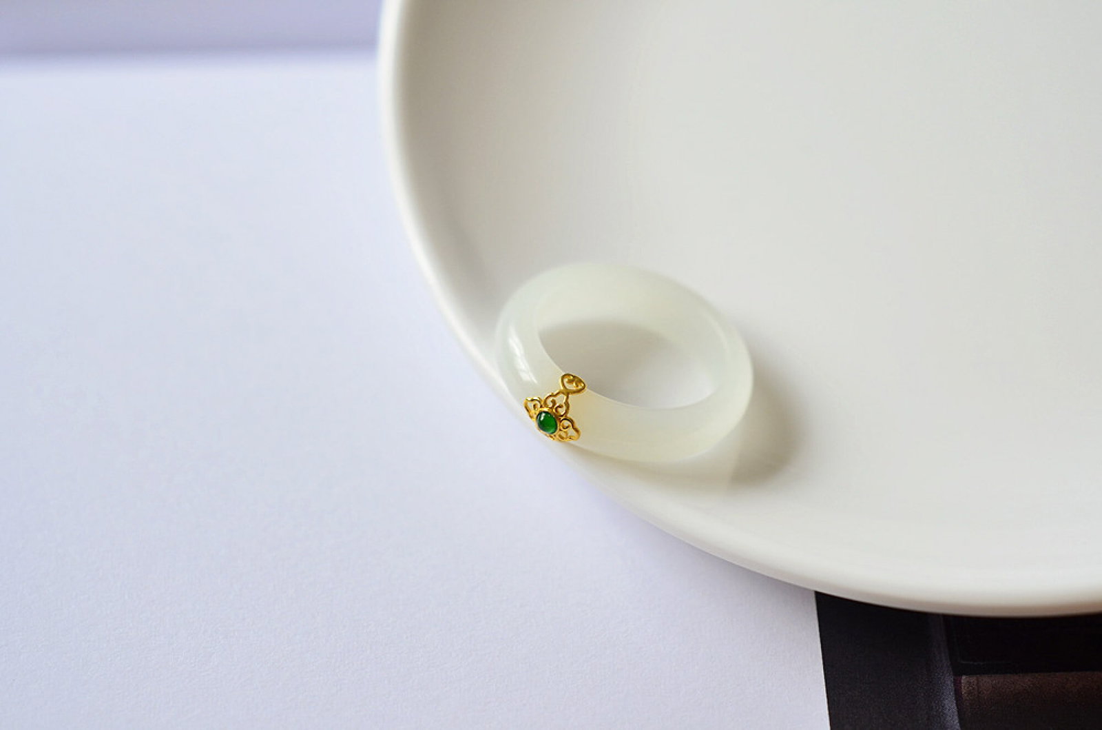 An Exquisite White Jade Ring - 6