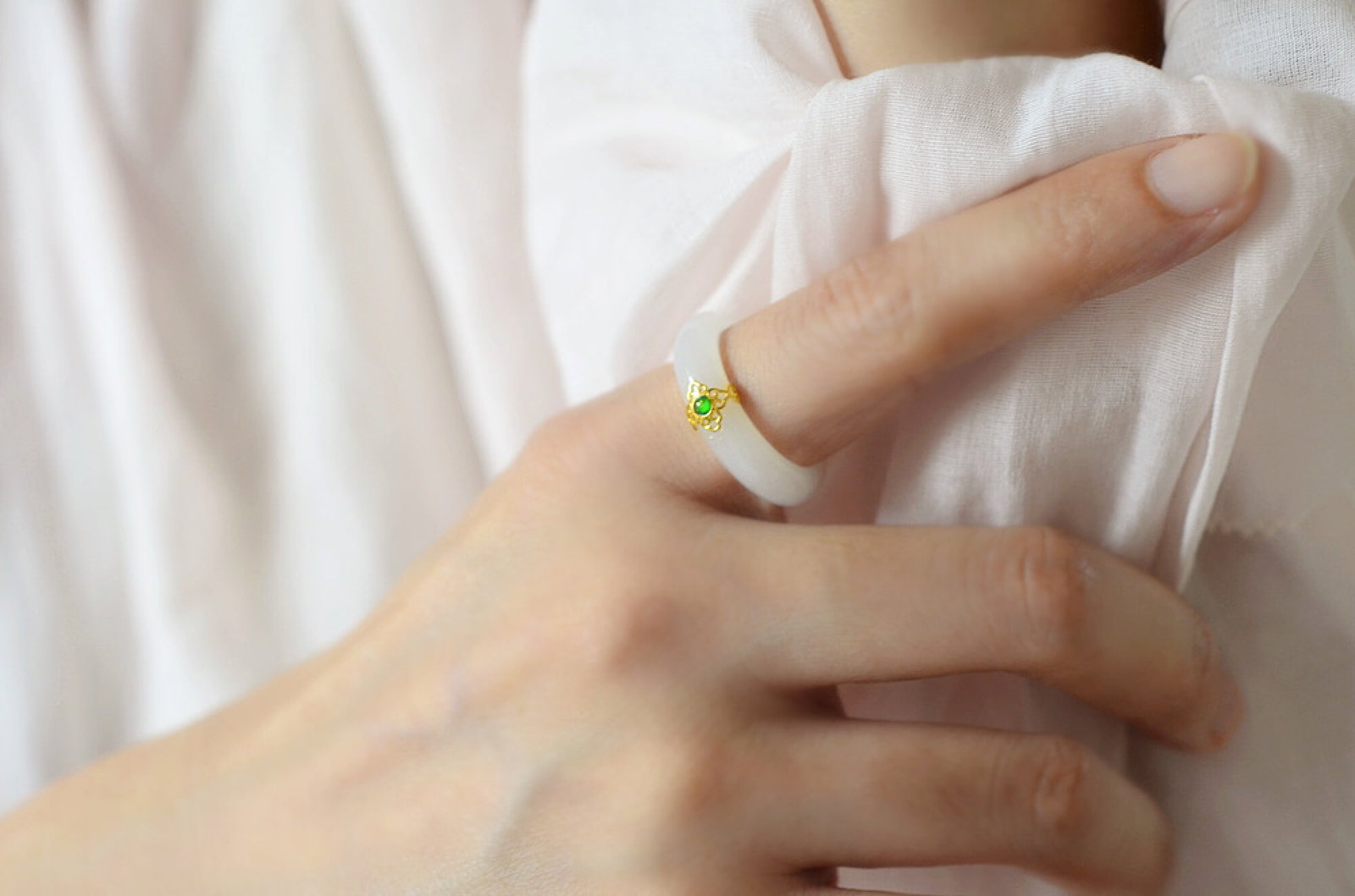 An Exquisite White Jade Ring - 7