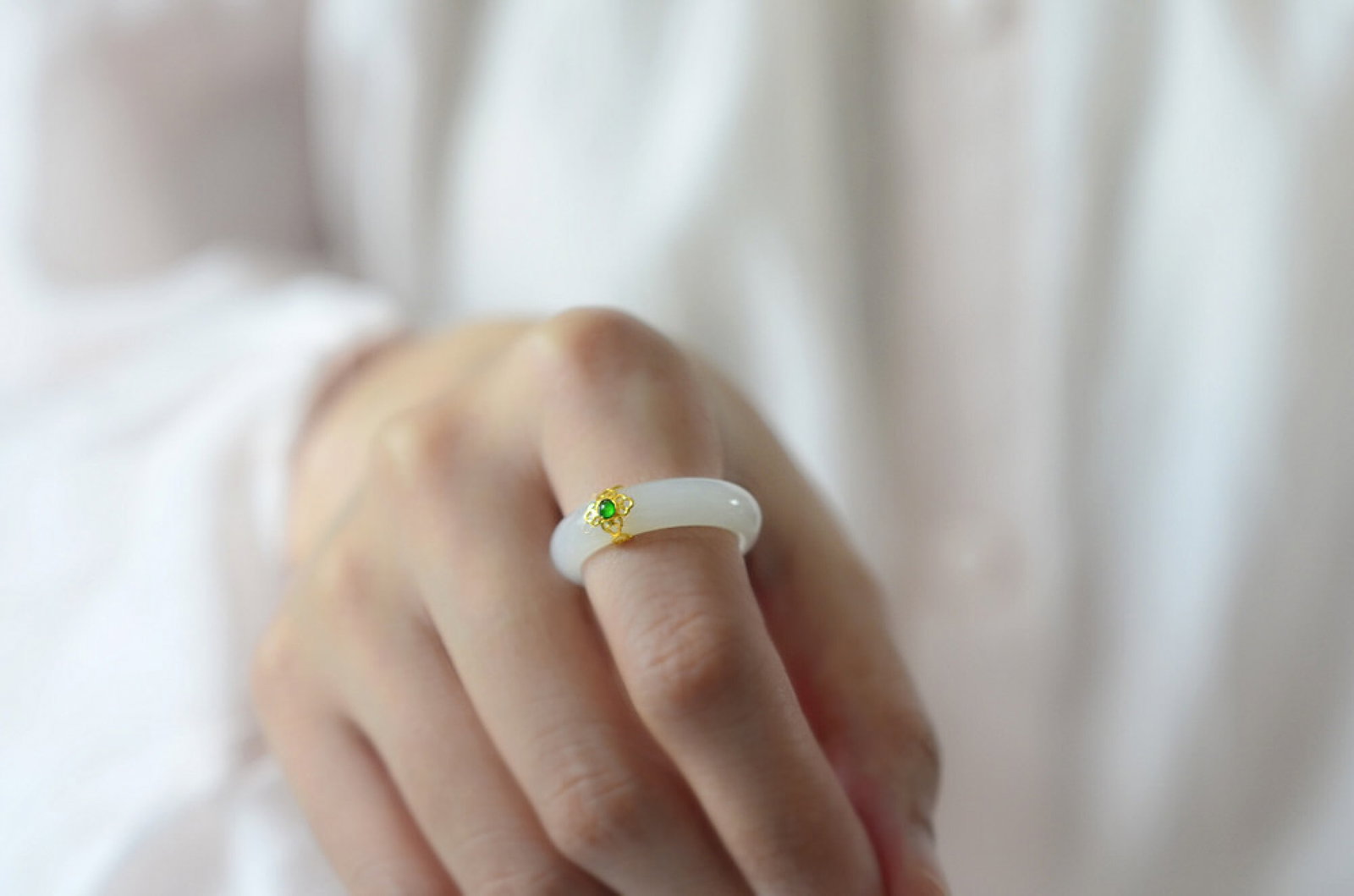 An Exquisite White Jade Ring - 8