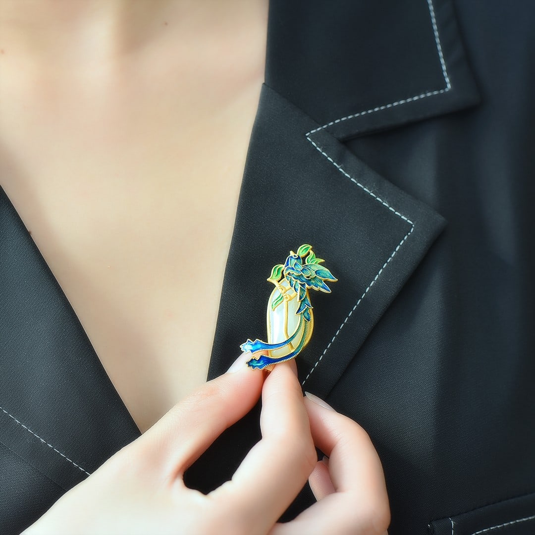 An Exquisite Sterling Silver-Gold Plated Inlaid White Jade Brooch: Estimated Value:400-800 An Exquisite Sterling Silver-Gold Plated Inlaid White Jade Brooch,Size:13mmx28mm 纯银镀金镶白玉胸针