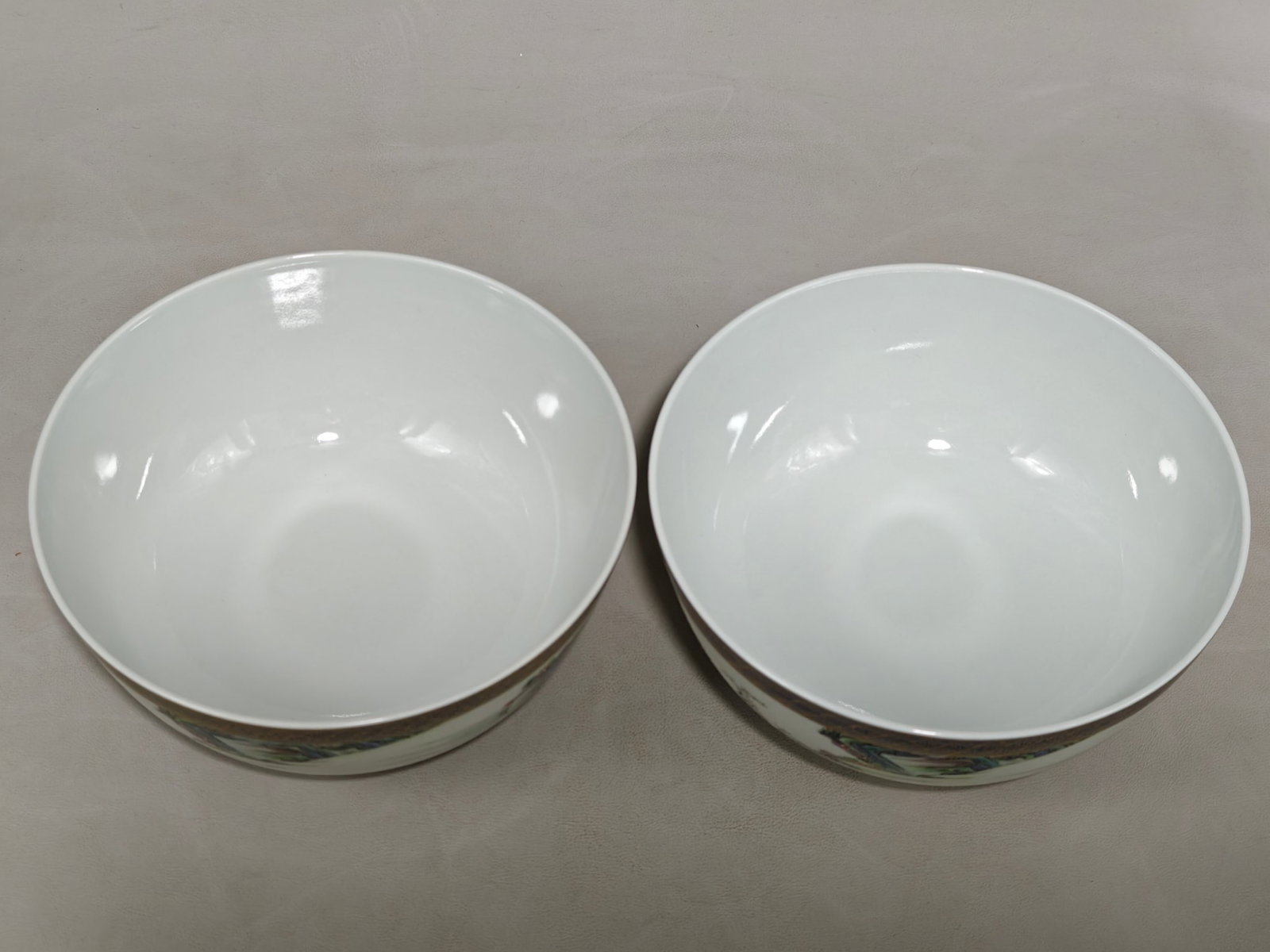 A Pair of Exquisite Wucai Painted Gold Figure Pattern Bowls - 4