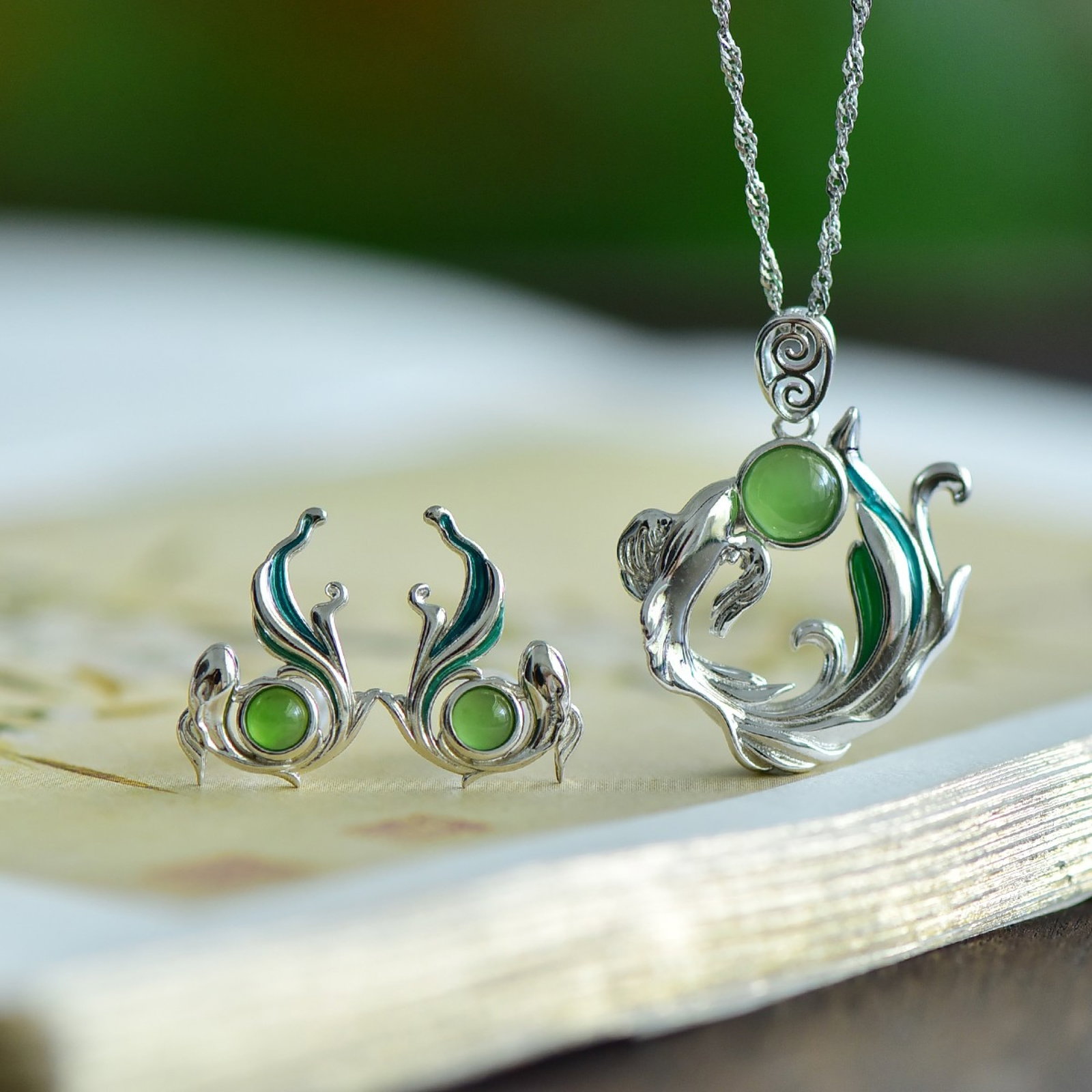 A Set of Fine Sterling Silver Inlaid Jasper Jewelries: Estimated Value:400-800 A Set of Fine Sterling Silver Inlaid Jasper Jewelries 一套纯银镶碧玉首饰